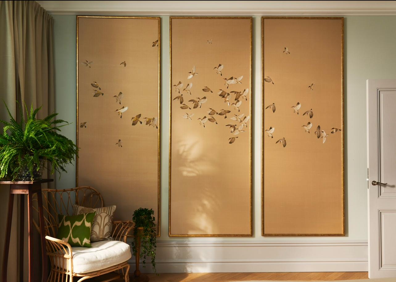 Ensemble de 3 tableaux de Chinoiserie, aquarelles et broderies à la main sur soie Bon état - En vente à Eskilstuna, SE