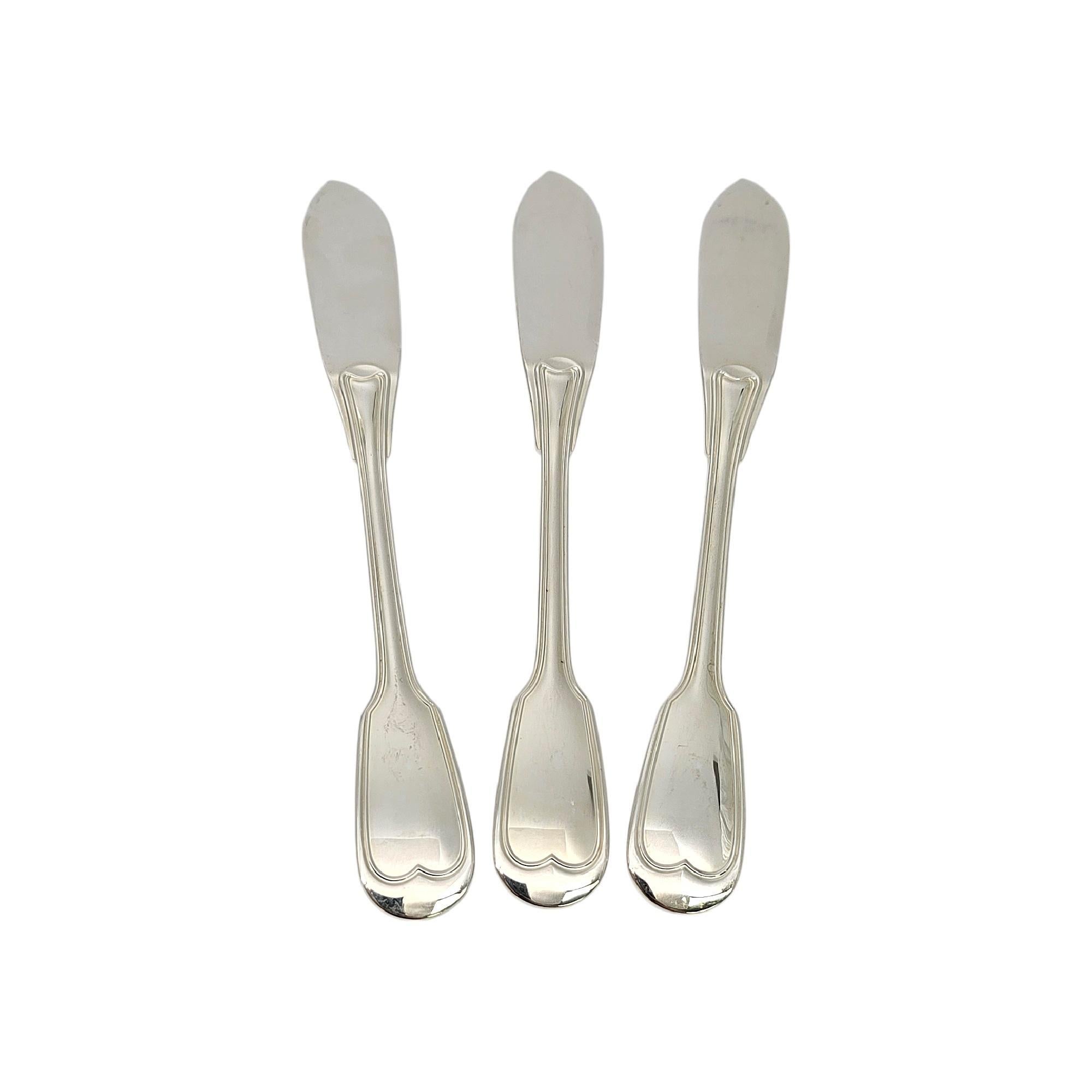 Set di 3 coltelli da pesce in argento sterling con motivo Chinon di Christofle Francia.

Il modello Chinon è stato in produzione dal 1991 al 2018. Presenta un classico manico a forma di violino. La B del marchio Minerva fa risalire questo articolo a