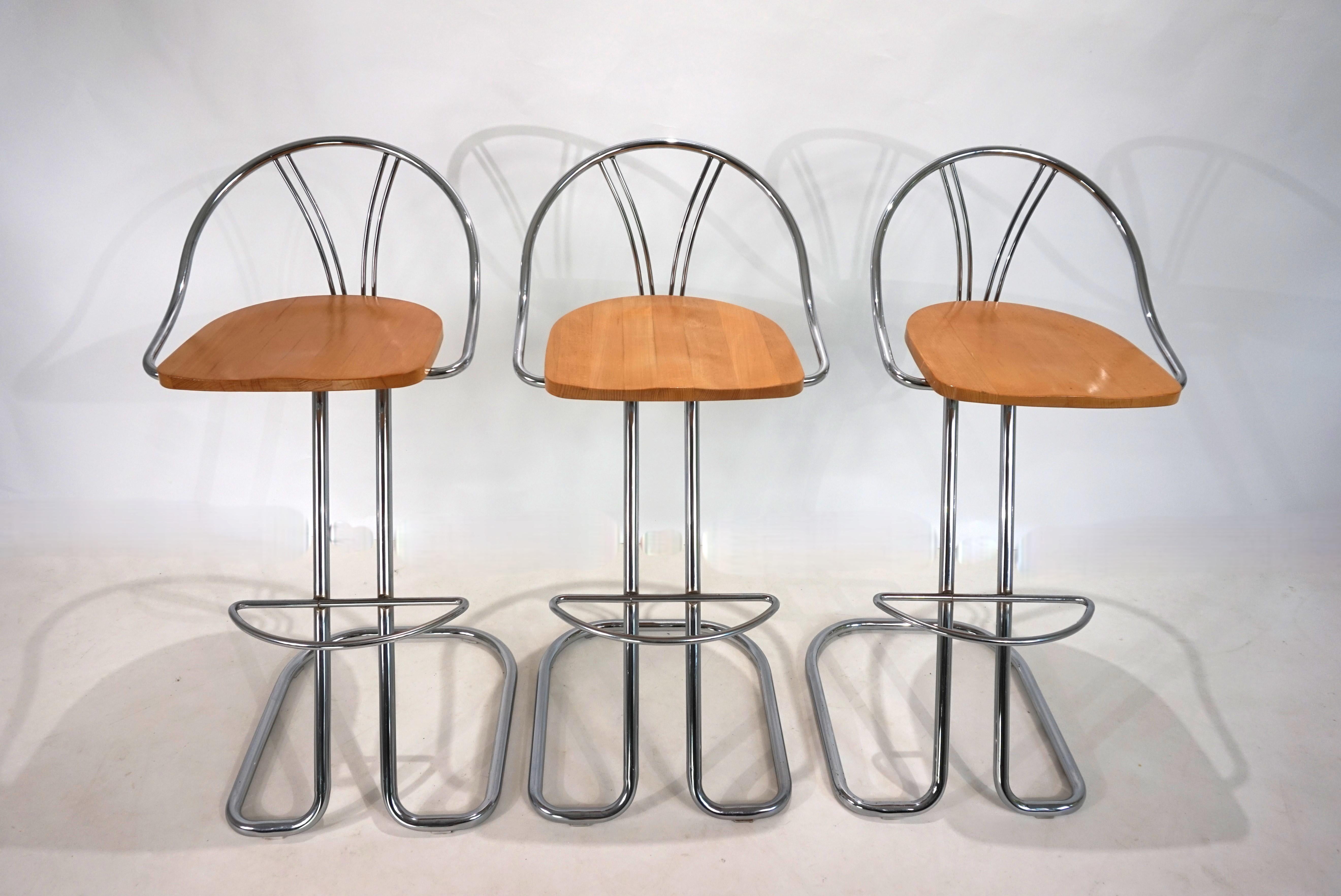 Satz von 3 verchromten freischwingenden Barhockern, 1970 (Moderne der Mitte des Jahrhunderts) im Angebot