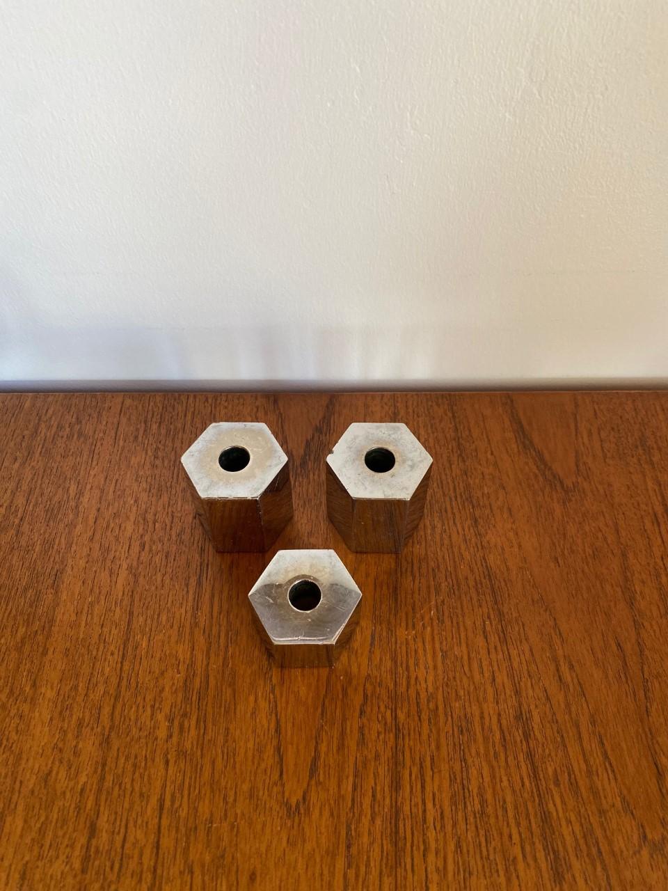 Moderne Ensemble de 3 bougeoirs hexagonaux en métal chromé en vente