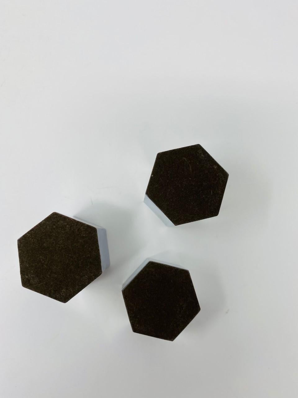 Fin du 20e siècle Ensemble de 3 bougeoirs hexagonaux en métal chromé en vente
