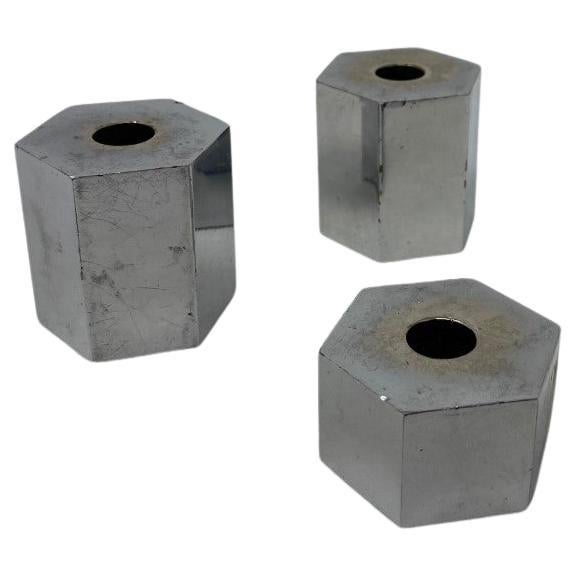Ensemble de 3 bougeoirs hexagonaux en métal chromé en vente