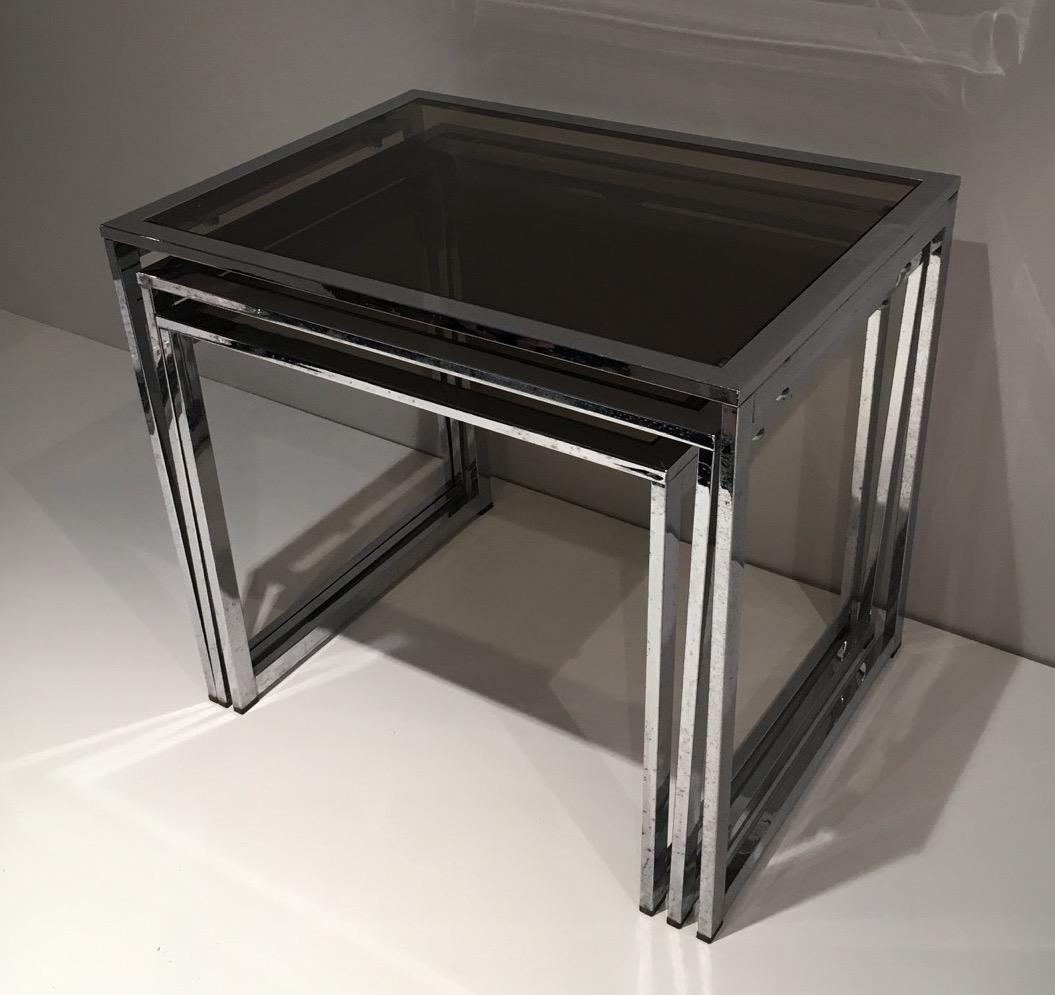 Set of 3 Chromed Nesting Tables with Smoked Glass Shelves, French Work, Circa 19 In Good Condition For Sale In Marcq-en-Barœul, Hauts-de-France