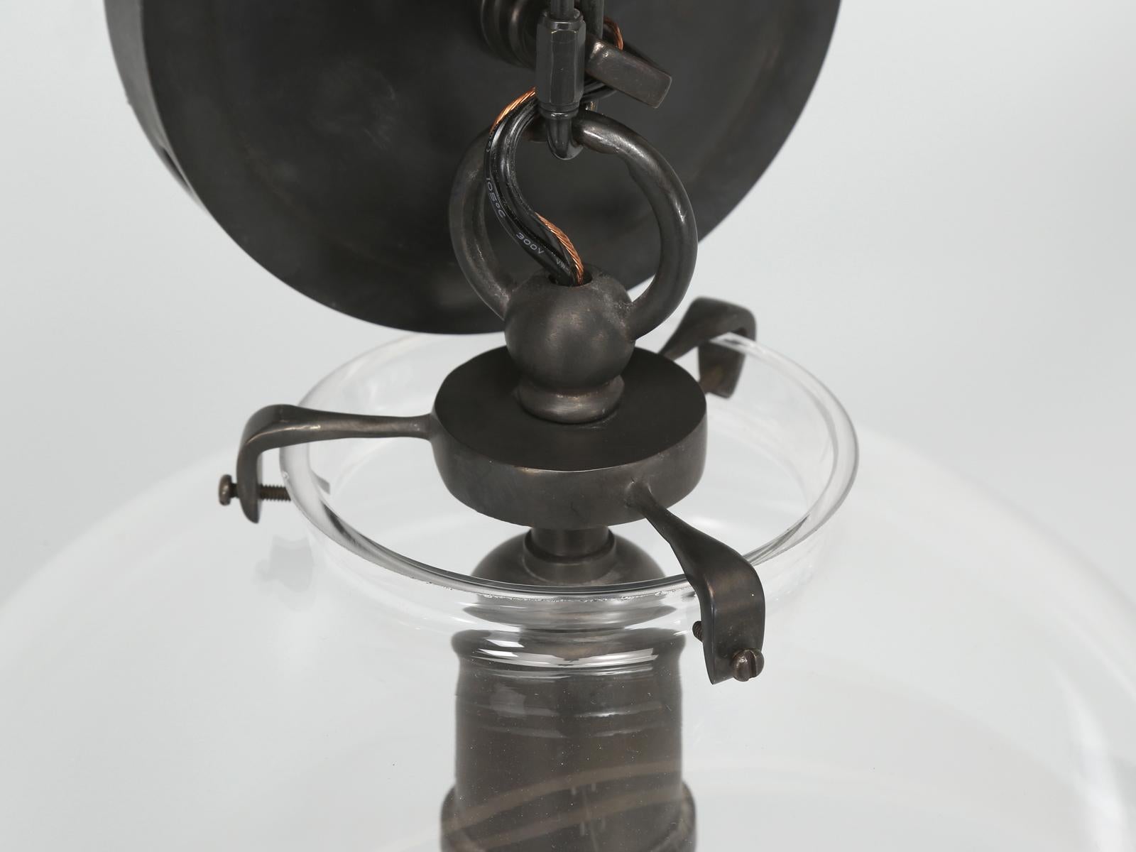 XXI secolo e contemporaneo Set di (3) pendenti a ghianda di Thomas O'Brien in bronzo e globi trasparenti in vendita