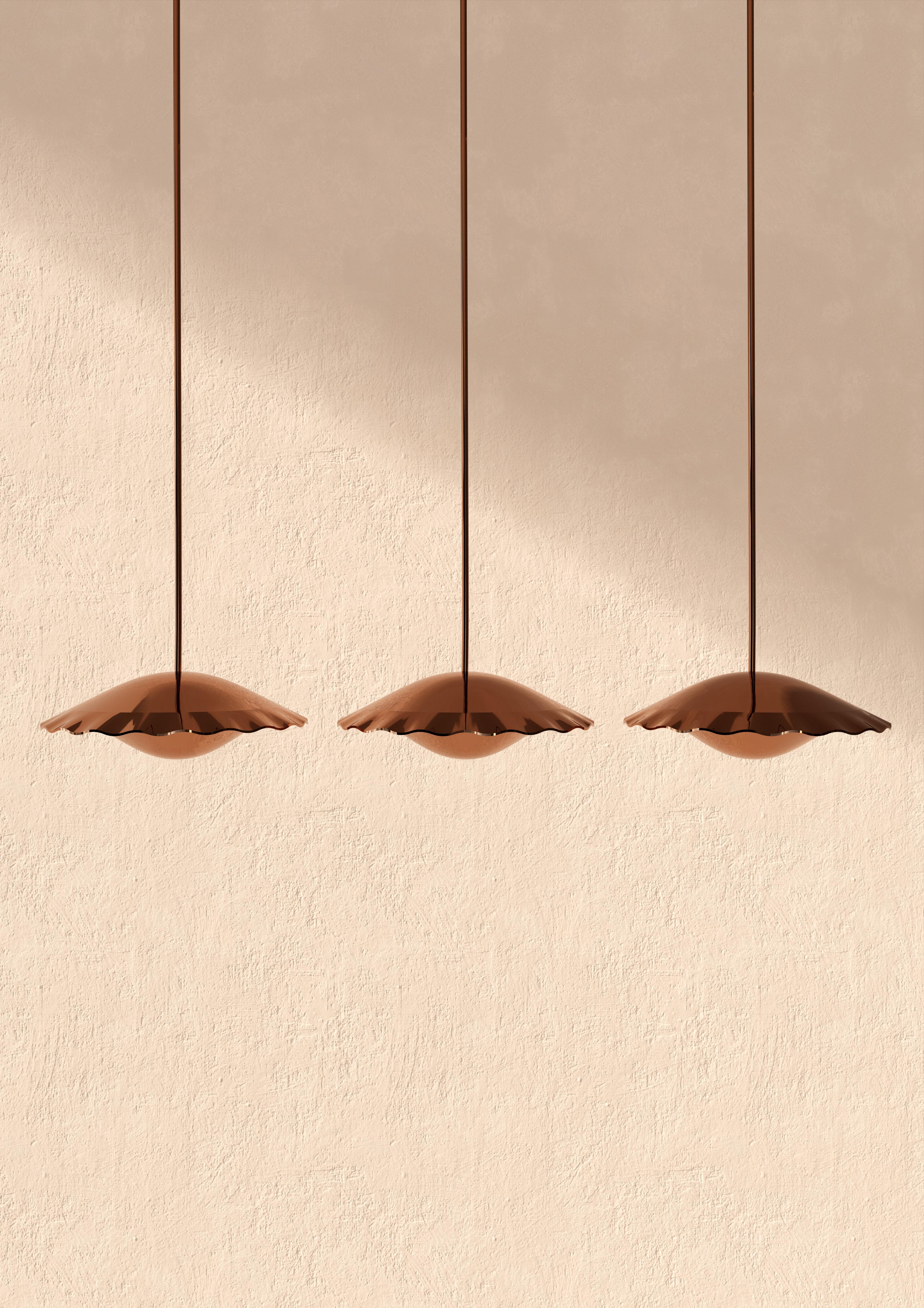 Set di 3 lampade a sospensione Clam di Studio A Gameiro
Dimensioni: D 8 x L 25 x H 25 cm.
Materiali: Rame lucido.

Tutte le nostre lampade possono essere cablate a seconda del Paese. Se viene venduto negli Stati Uniti, sarà cablato per gli Stati