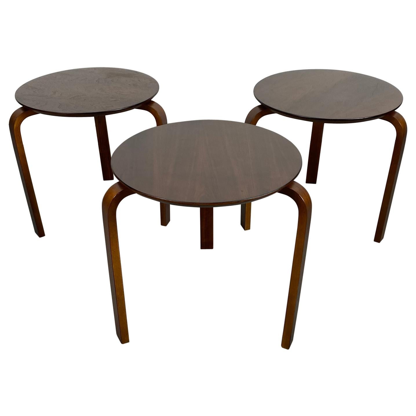 Ensemble de 3 tables classiques en bois cintré, modernistes, fabriquées au Danemark en vente