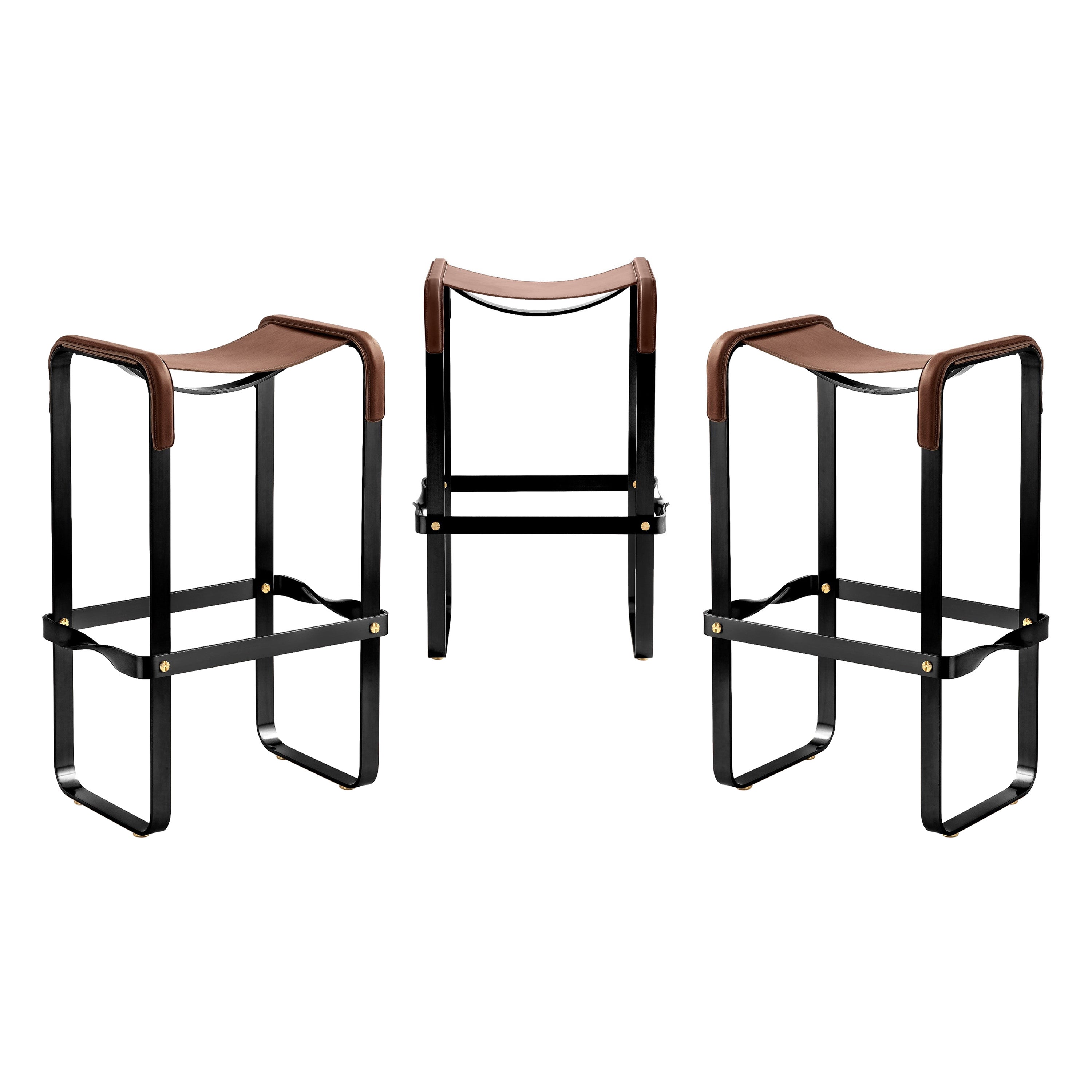 Set di 3 sgabelli classici contemporanei in acciaio nero fumé e pelle marrone scuro in vendita