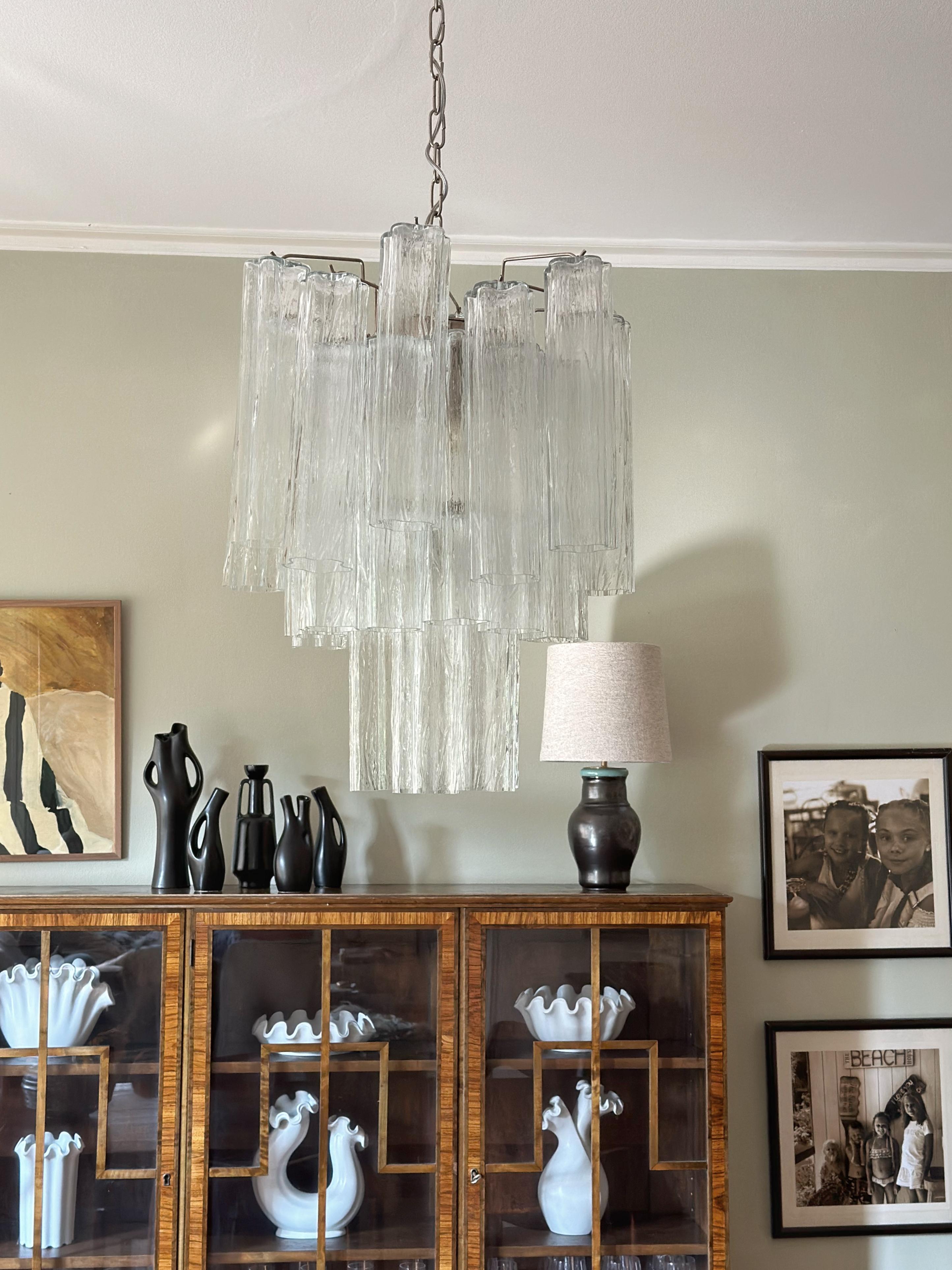 Set di tre lampadari classici di Murano con prismi di vetro tubolari. u2028Lampadari contemporanei in stile tradizionale italiano di metà secolo.
Ogni lampadario è composto da 30 elementi di cristallo di dimensioni pari a 30 x 7 cm (11,8