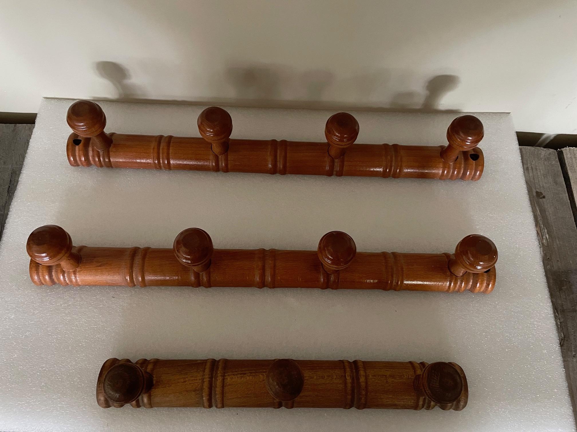 Set of 3 wooden coat hooks, ideal for the bathroom or hallway.
3 pieces, two measuring 40 cm wide and the third measuring 36 cm wide, which is a different colour.