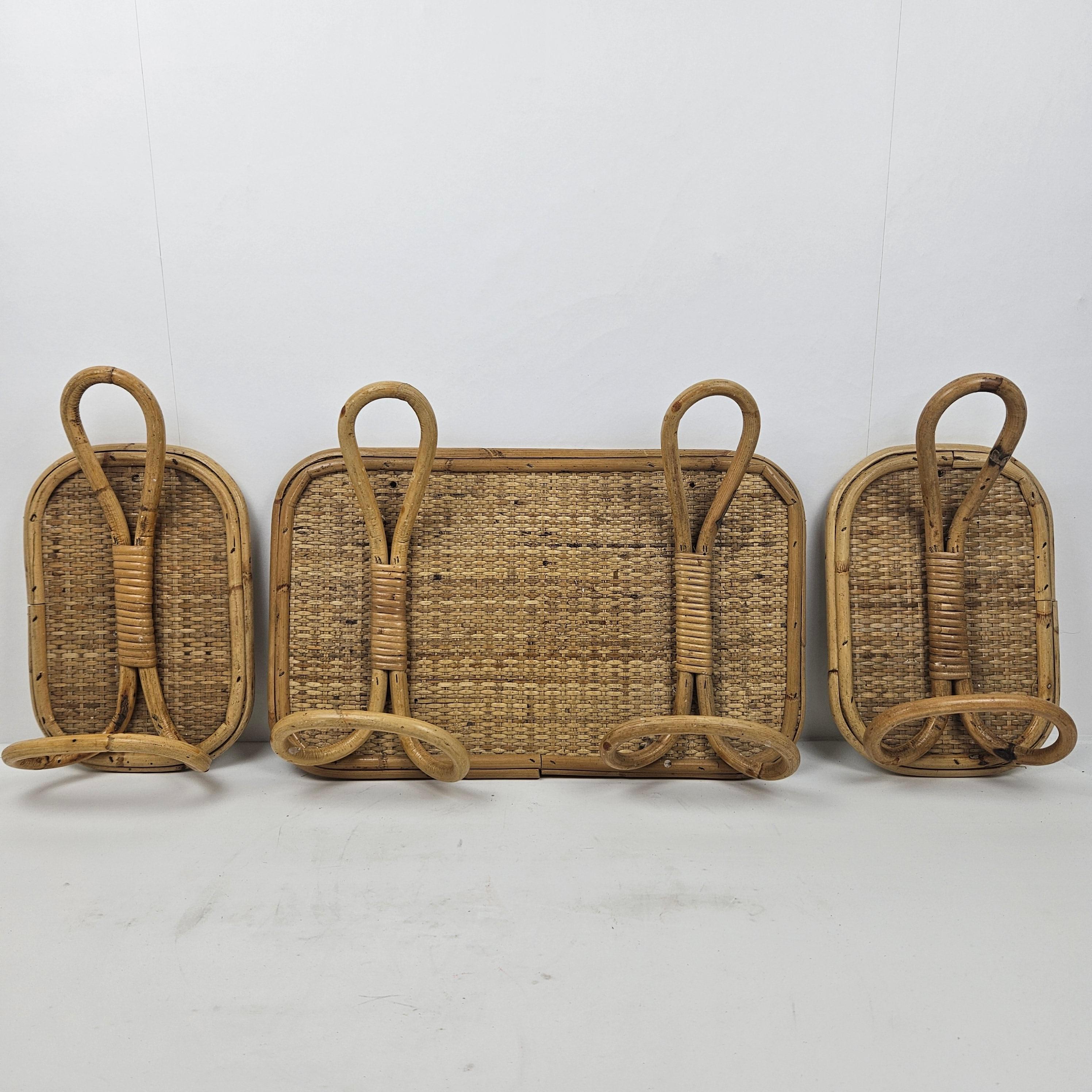 Fantastico set di 3 appendiabiti rettangolari di metà secolo in bambù curvato, rattan e vimini. 

Questi graziosi appendiabiti sono stati disegnati in Italia negli anni '60 seguendo la tendenza della Riviera.  

Questi splendidi pezzi sono