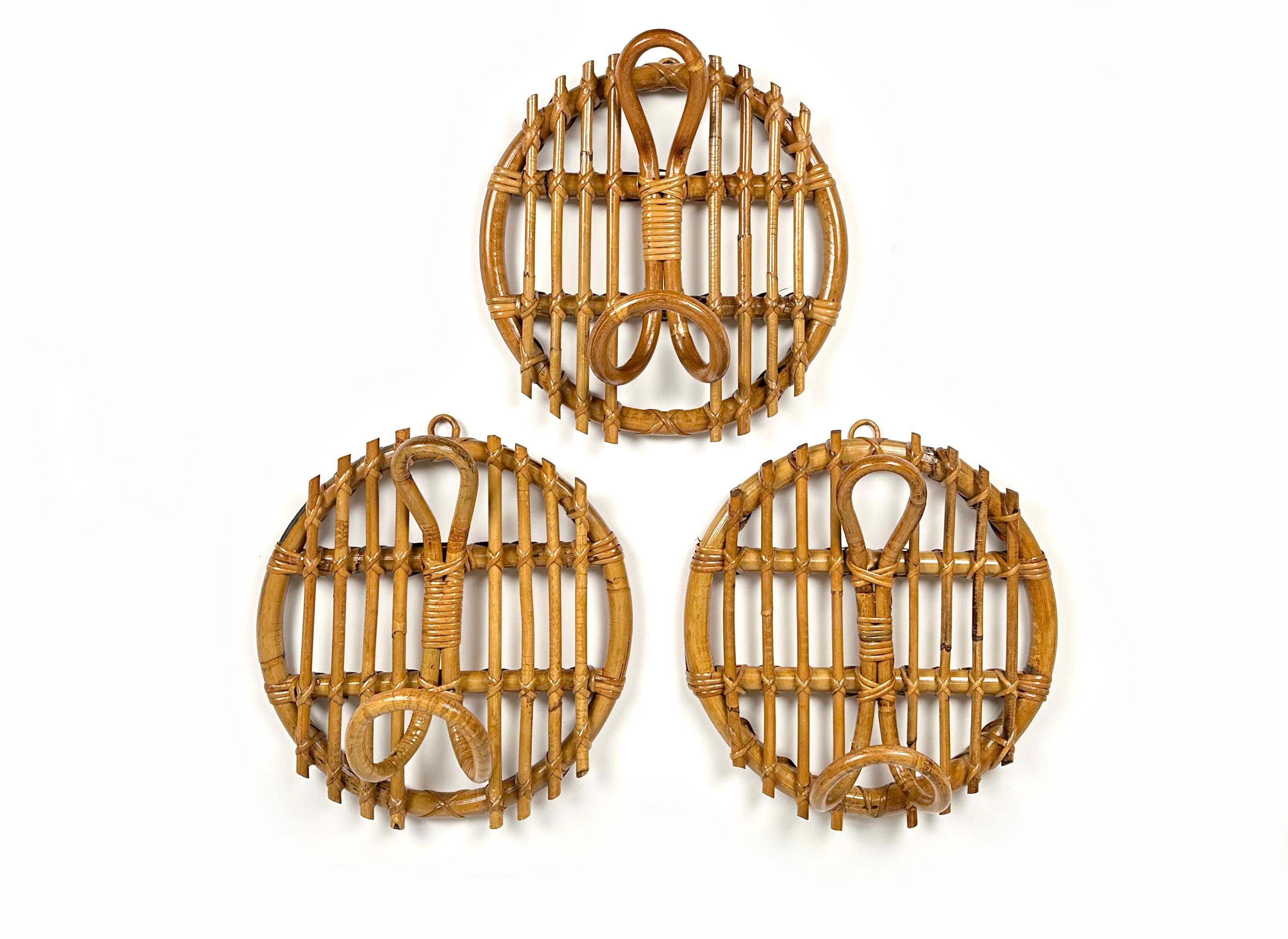 Wonderful midcentury set of three round coat rack double hook in bamboo and rattan in the style of Franco Albini and Franca Helg.

Made in Italy in the 1960s.

Bamboo / rattan has been polished by a professional restorer.