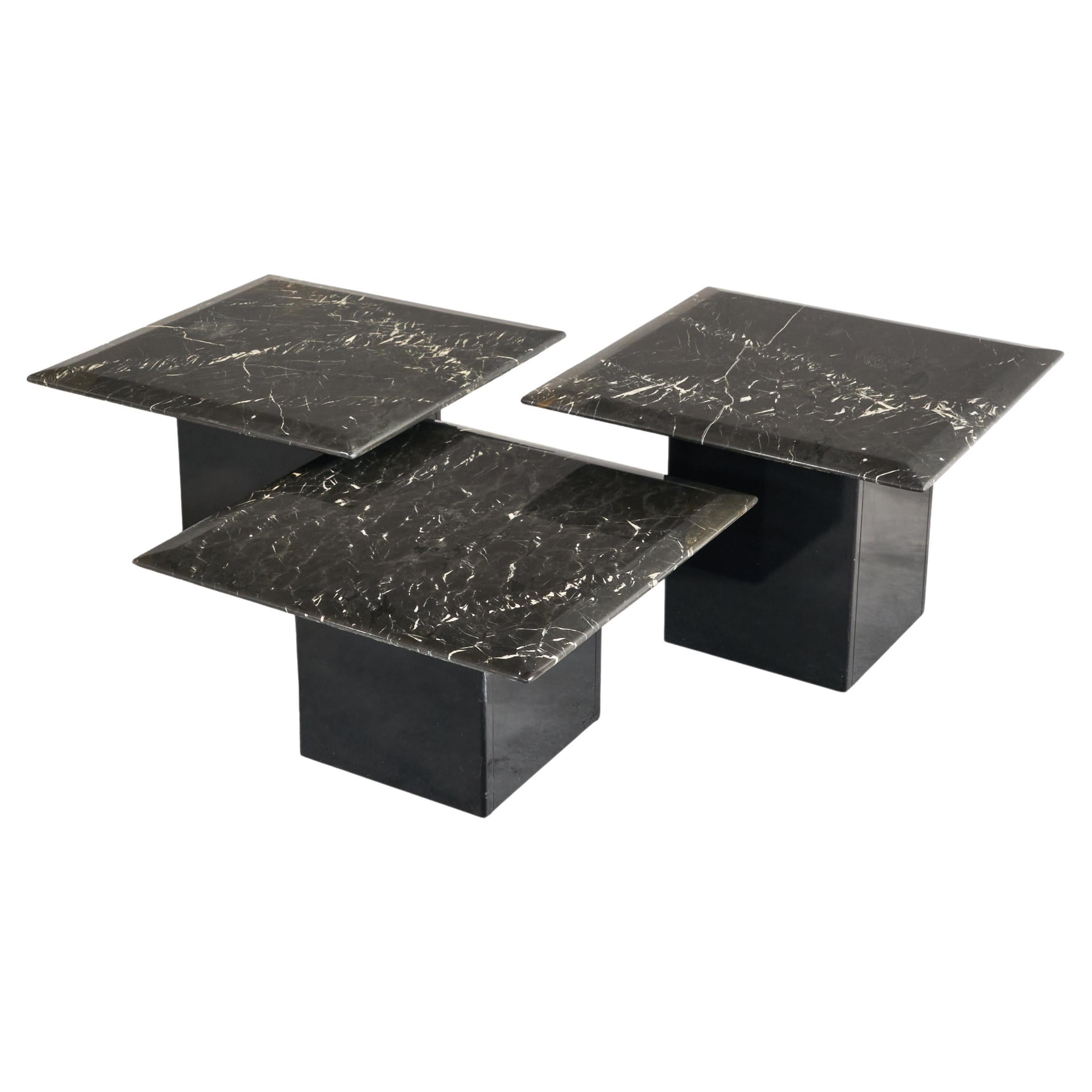 Ensemble de 3 tables basses ou gigognes en marbre noir et laque noire 1970
