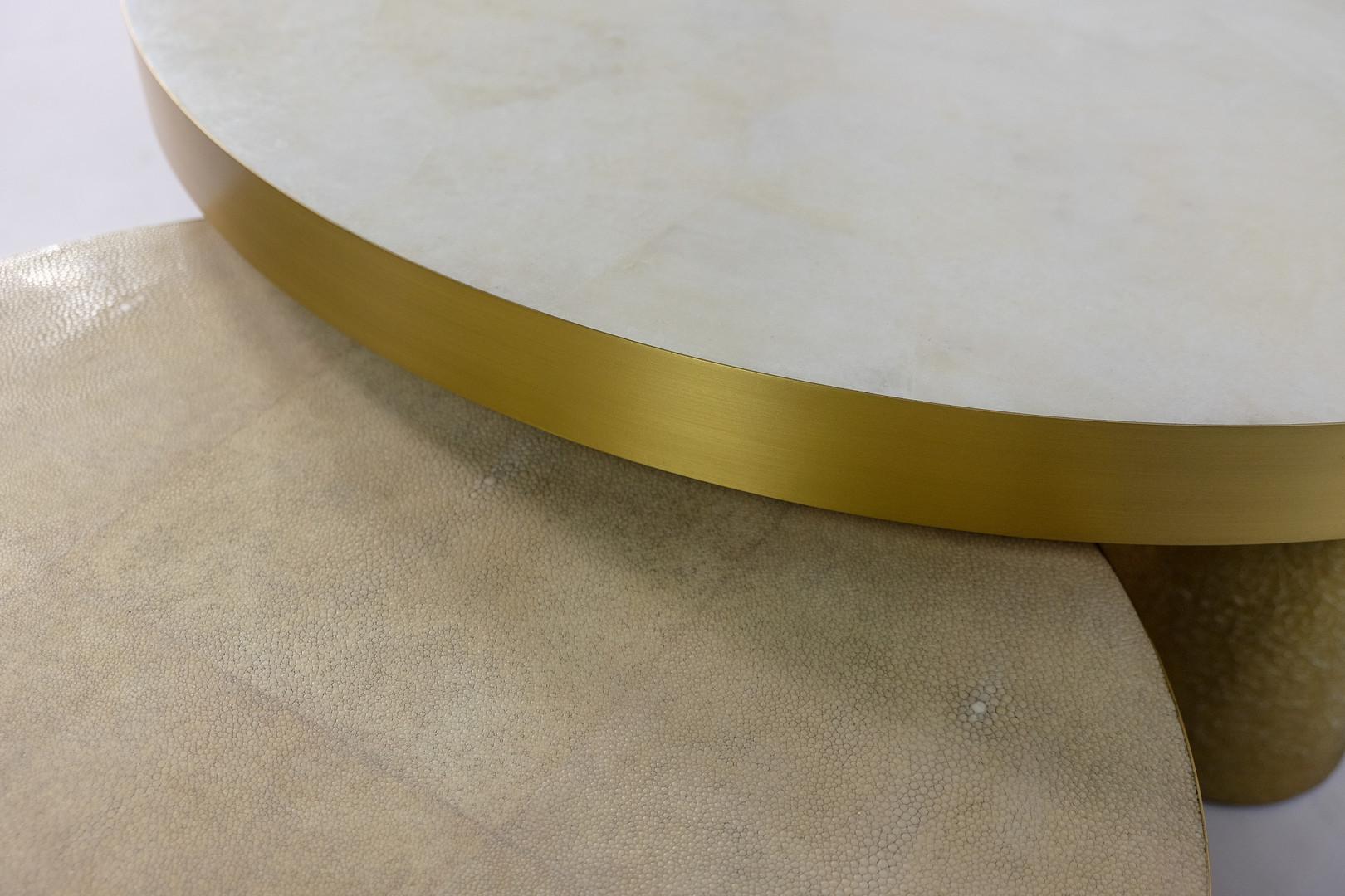 Fait main Ensemble de 3 tables basses en cristal de roche, galuchat et pierre de lave par Ginger Brown