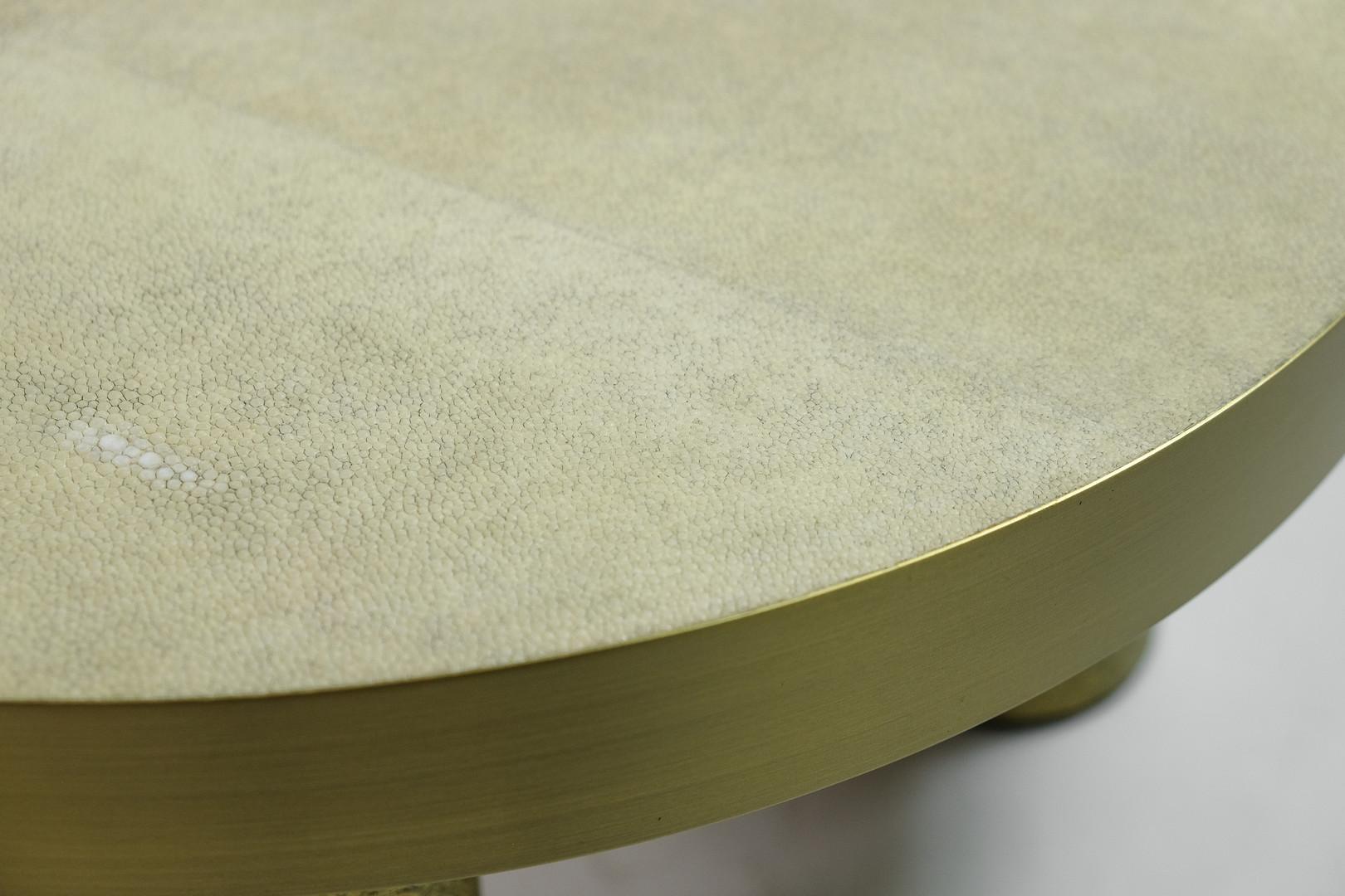 Laiton Ensemble de 3 tables basses en cristal de roche, galuchat et pierre de lave par Ginger Brown