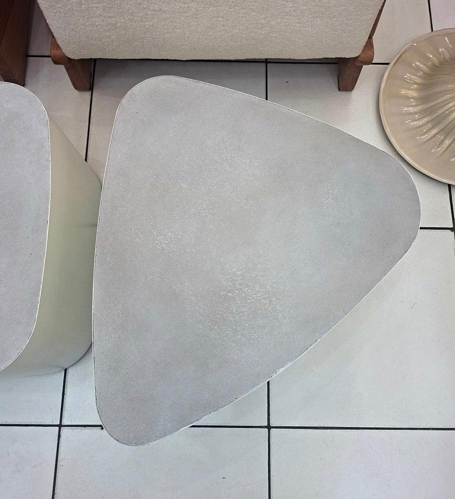 Set of 3 coffee tables white lacquered metal and polished concrete top
2 tables H 29 cm x 52 cm x 45 cm
1 table H 31 cm x 50 cm x 44 cm