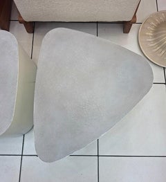 Set aus 3 Couchtischen aus weiß lackiertem Metall und polierter Betonplatte