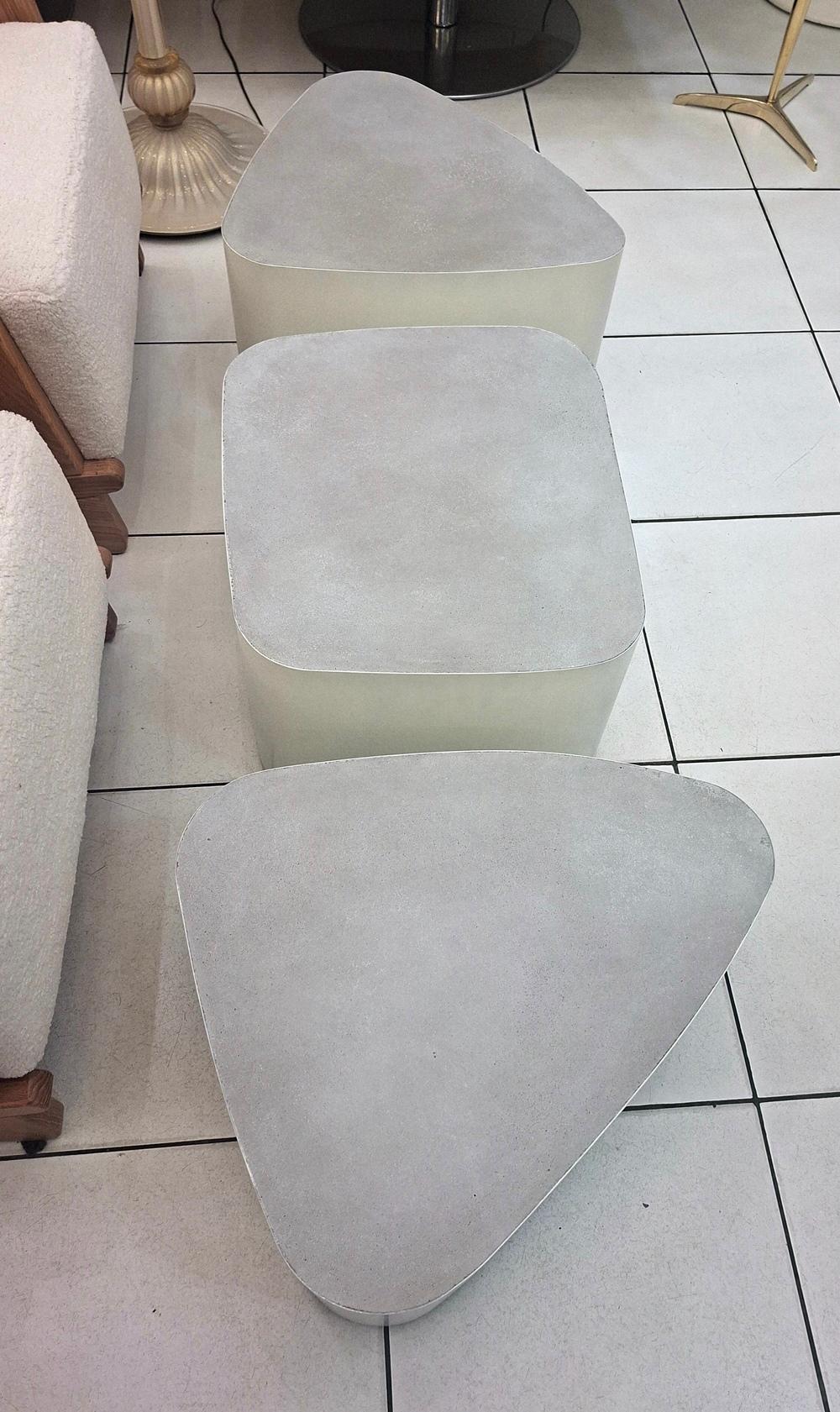 French Set of 3 coffee tables white lacquered metal and polished concrete top For Sale