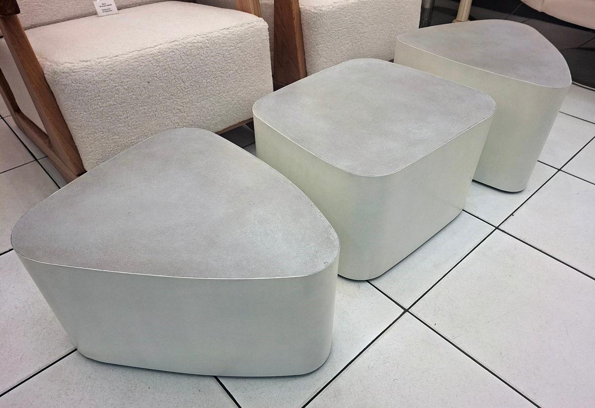 Set of 3 coffee tables white lacquered metal and polished concrete top In Excellent Condition For Sale In Saint-Ouen, FR