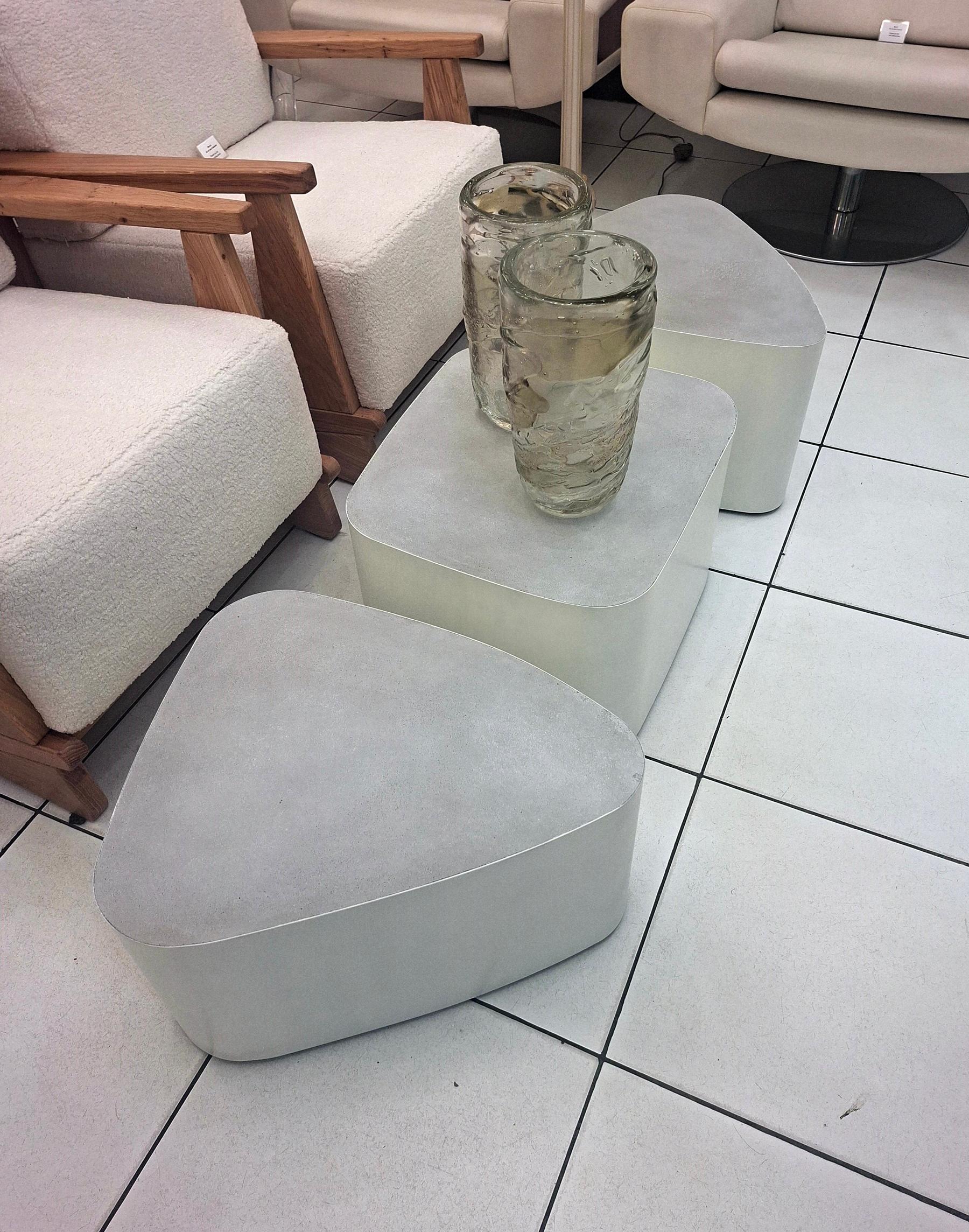 Contemporary Set of 3 coffee tables white lacquered metal and polished concrete top For Sale