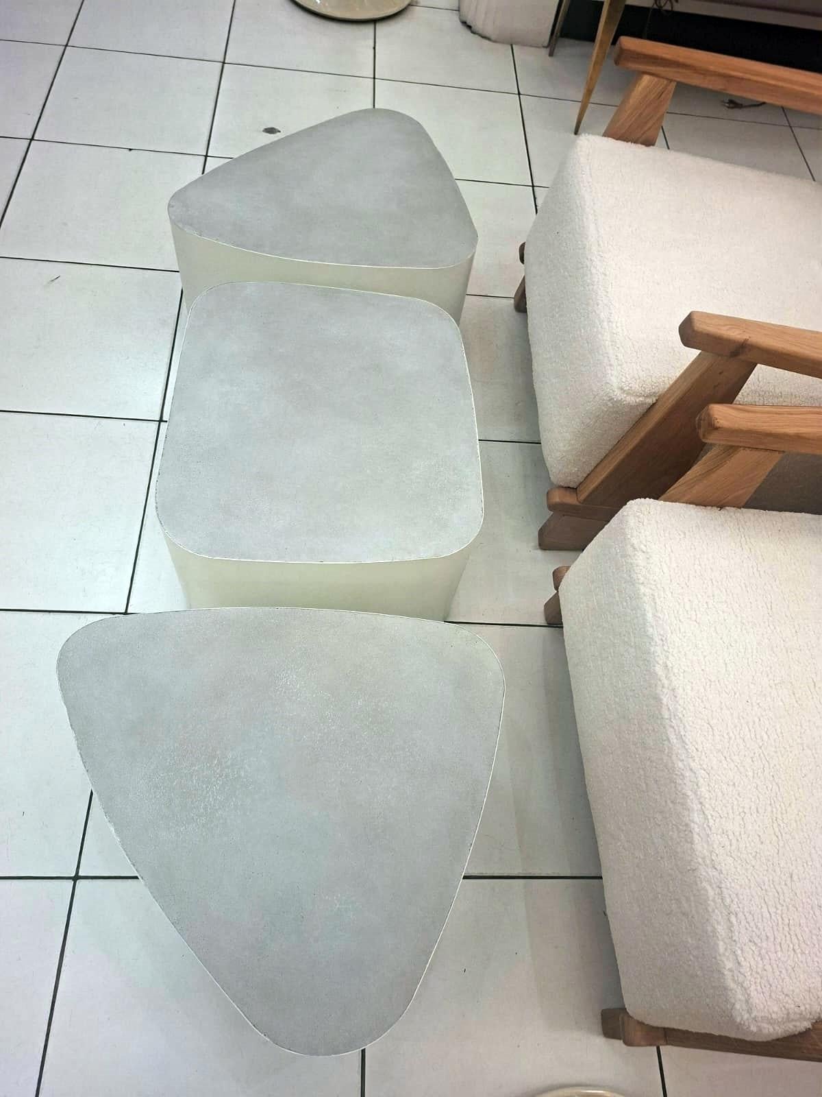 Concrete Set of 3 coffee tables white lacquered metal and polished concrete top For Sale