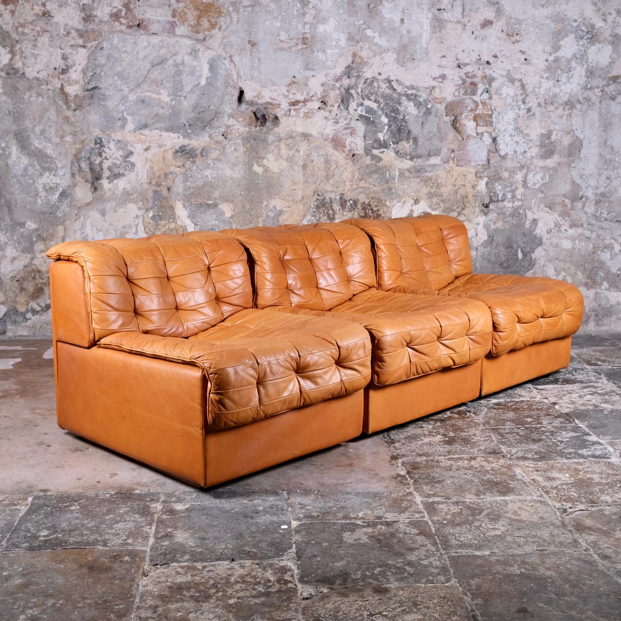 Satz von 3 Sesseln DS-11 von De Sede, hergestellt in der Schweiz in den 1970er Jahren.
Hochwertiges cognacfarbenes Patchwork-Leder, mit schöner Patina.
Kann einzeln oder als Sofa aufgestellt werden, dank zweier origineller Hakenpaare, die die Module