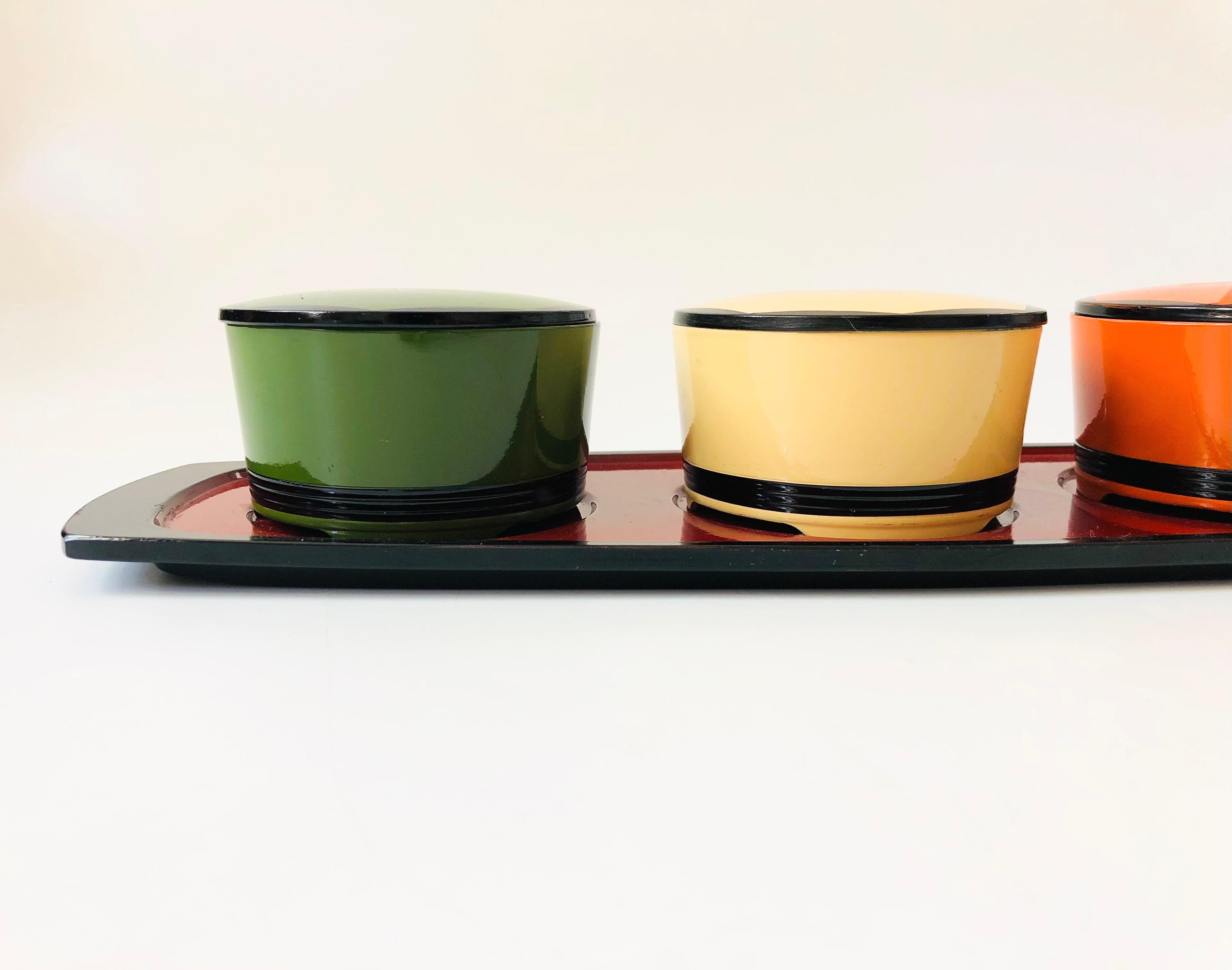 Mid-Century Modern Ensemble de 3 boîtes et plateaux colorés en laque japonaise en vente