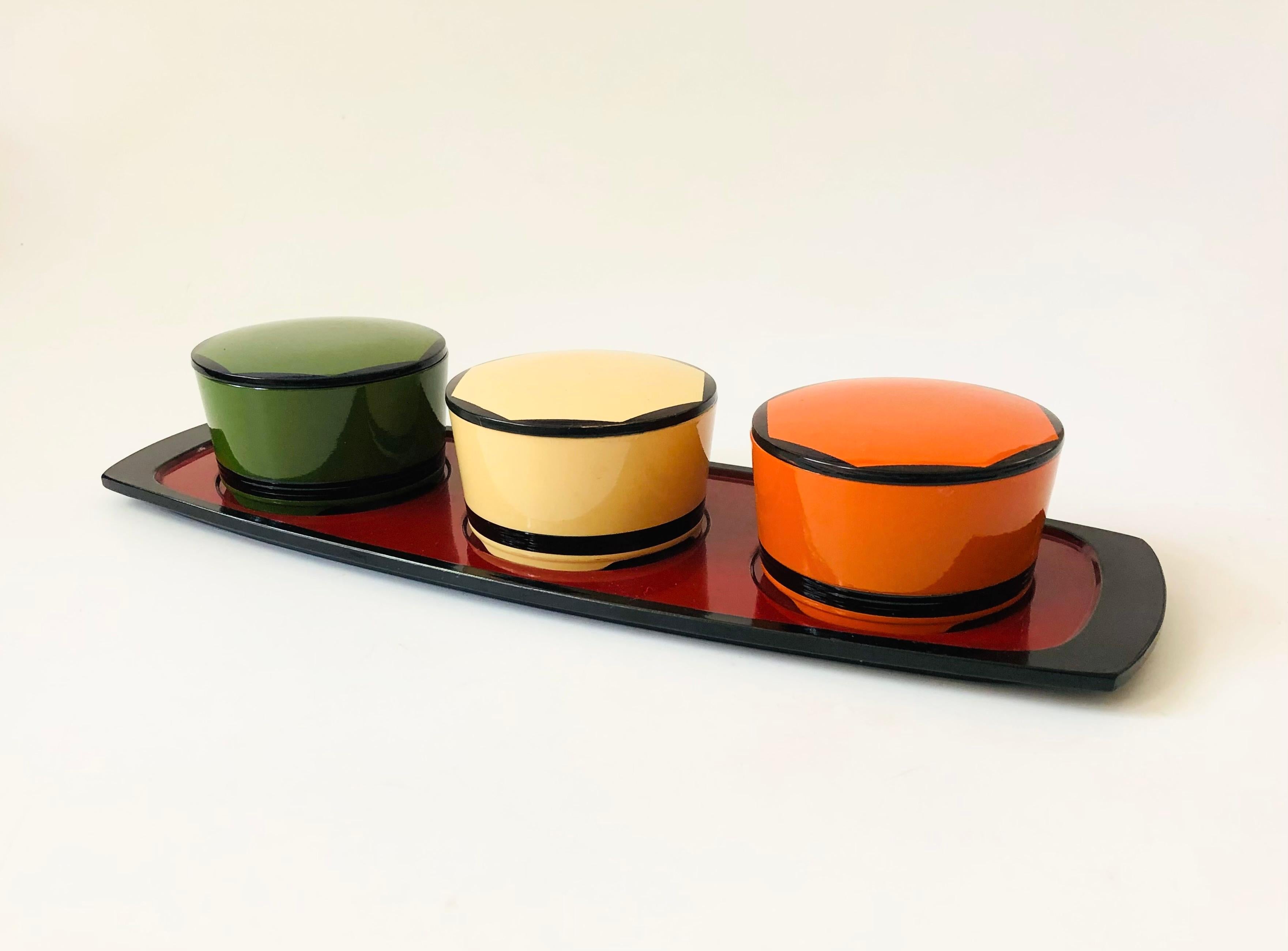 Japonais Ensemble de 3 boîtes et plateaux colorés en laque japonaise en vente