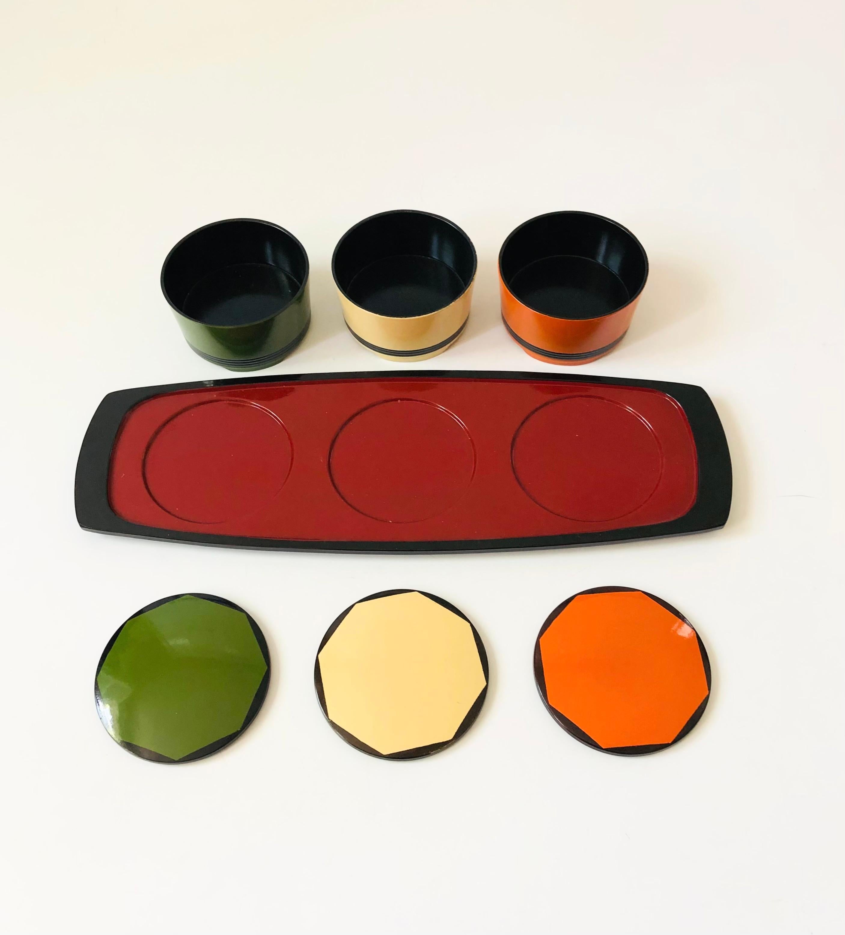 Plastique Ensemble de 3 boîtes et plateaux colorés en laque japonaise en vente