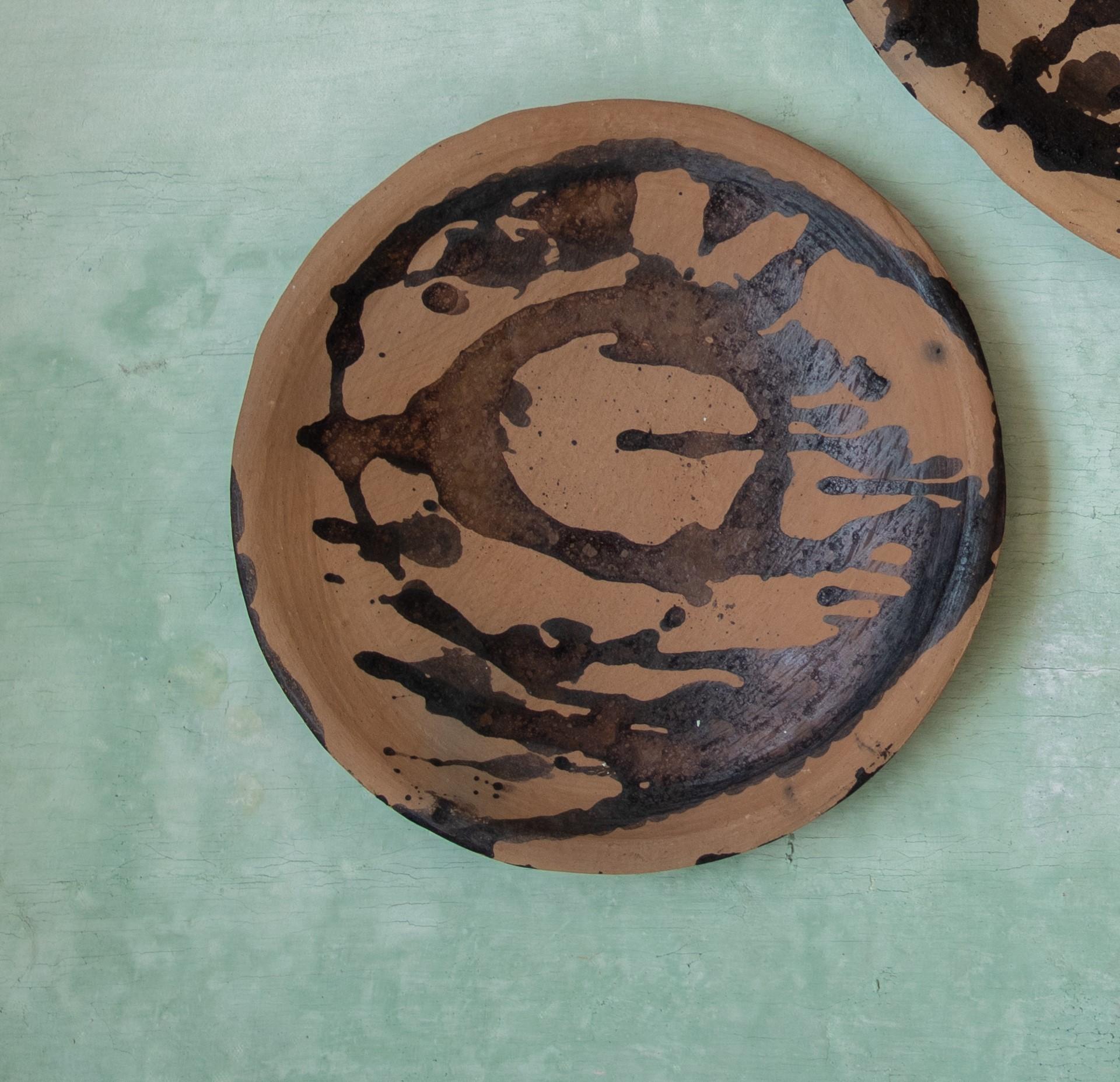 Set of comal plate 27 by Onora.
Dimensions: D 27 cm.
Materials: clay.

This collection reinterprets one of the oldest structural techniques in pottery, coiling, the vessels made with this technique are made from coils of clay positioned in