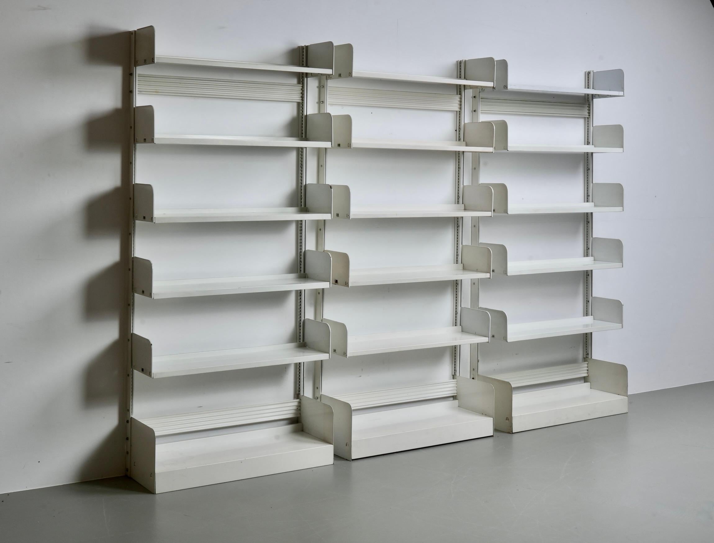 This set of 3 Italian Lips Vago 'Congresso' freestanding shelves/bookcases showcase an elegant yet robust design, which would work perfectly for any modern or industrial interiors. Crafted with precision, these shelving units feature a strong metal