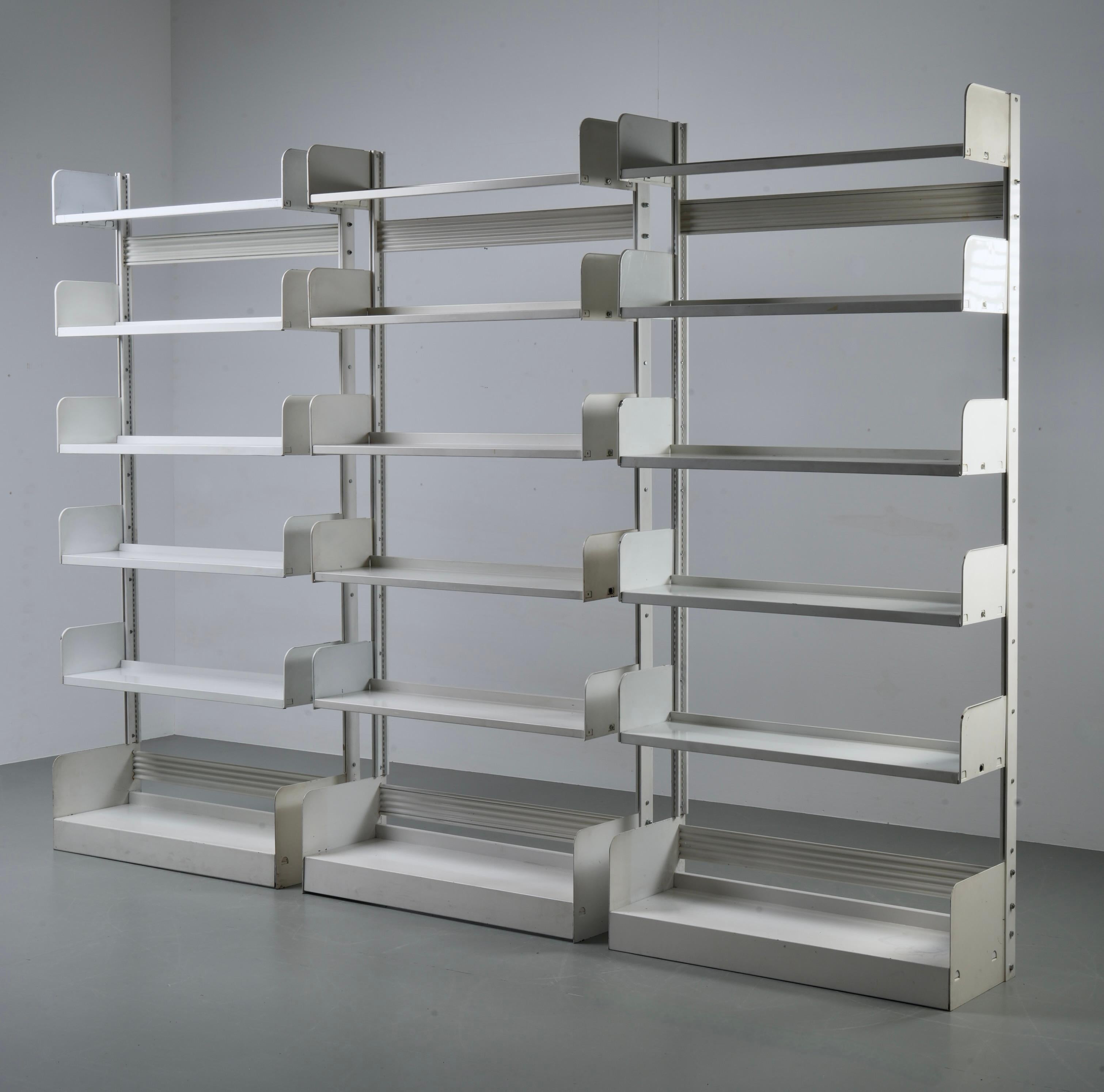 Set of 3 'Congresso' modular freestanding shelves by Lips Vago, Italy, 1960's In Good Condition In Uithoorn, NL