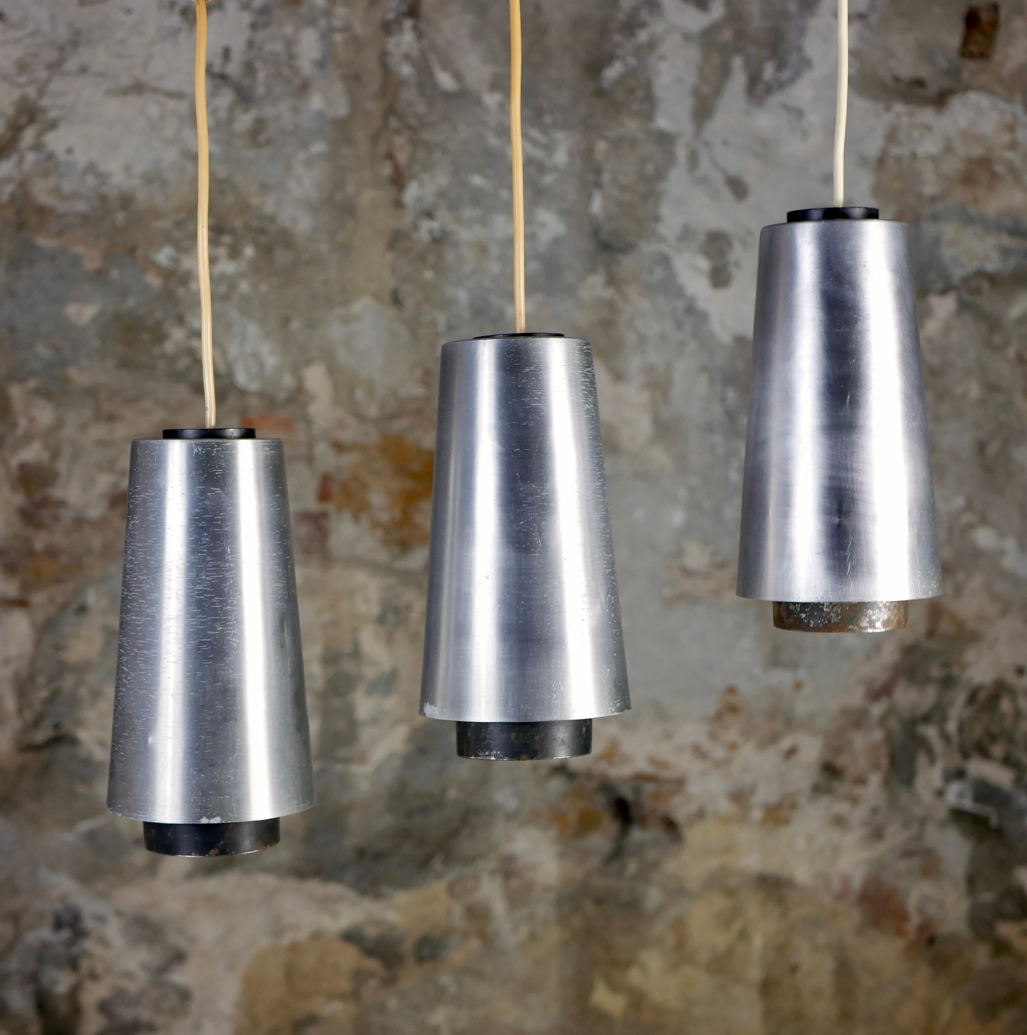 Set of 3 conical pendants in steel, made by Raak, Netherlands, in the 1960s.
Can be set as a unique 3 lights pendant or as 3 individual ones.
Traces of time (oxidation and chips)?
Dimensions : H29cm (with wire 70cm, D15cm