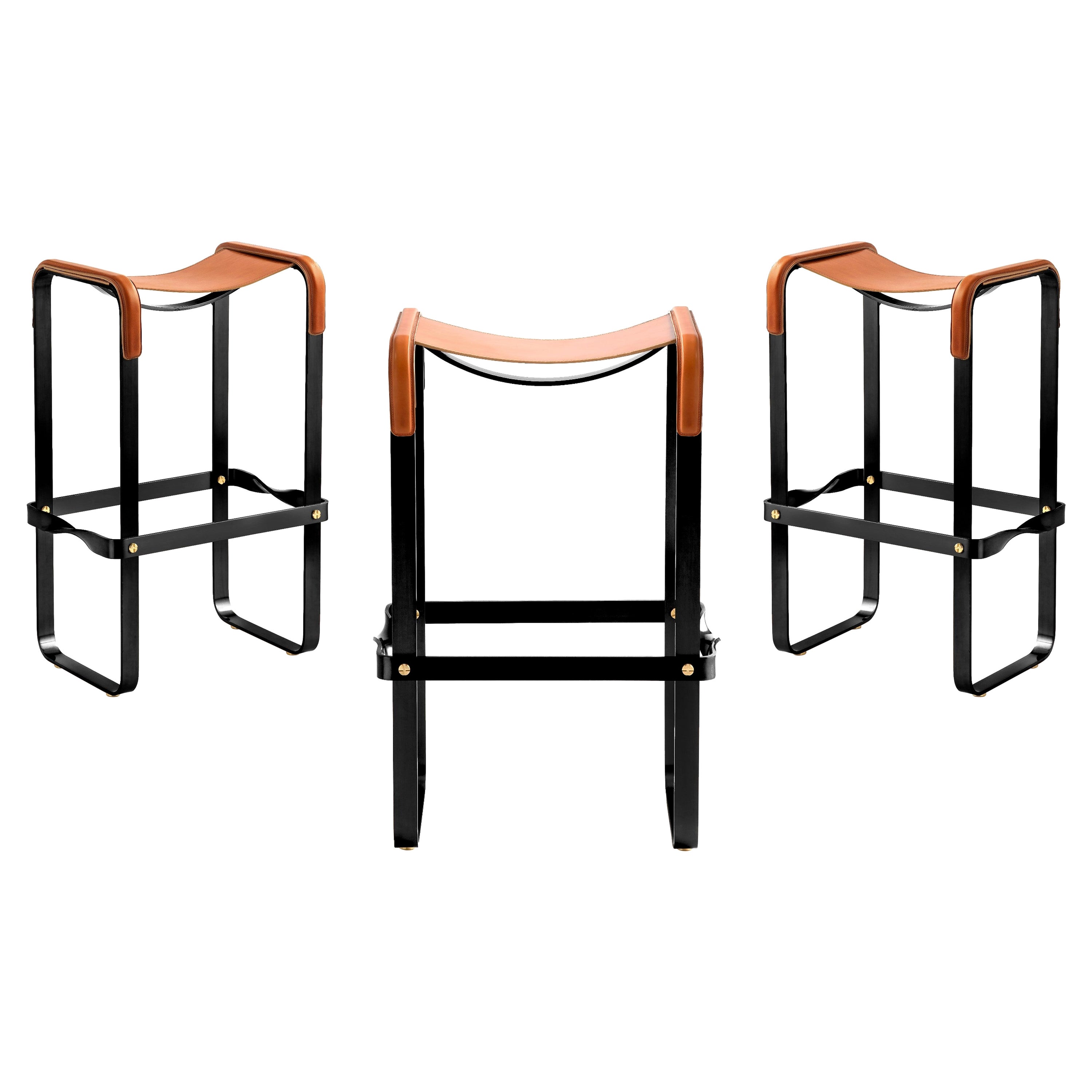 Set di 3 sgabelli da bar contemporanei in metallo nero fumo e pelle naturale tabacco