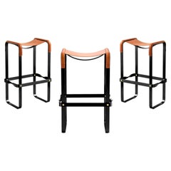 Set di 3 sgabelli da bar contemporanei in metallo nero fumo e pelle naturale tabacco