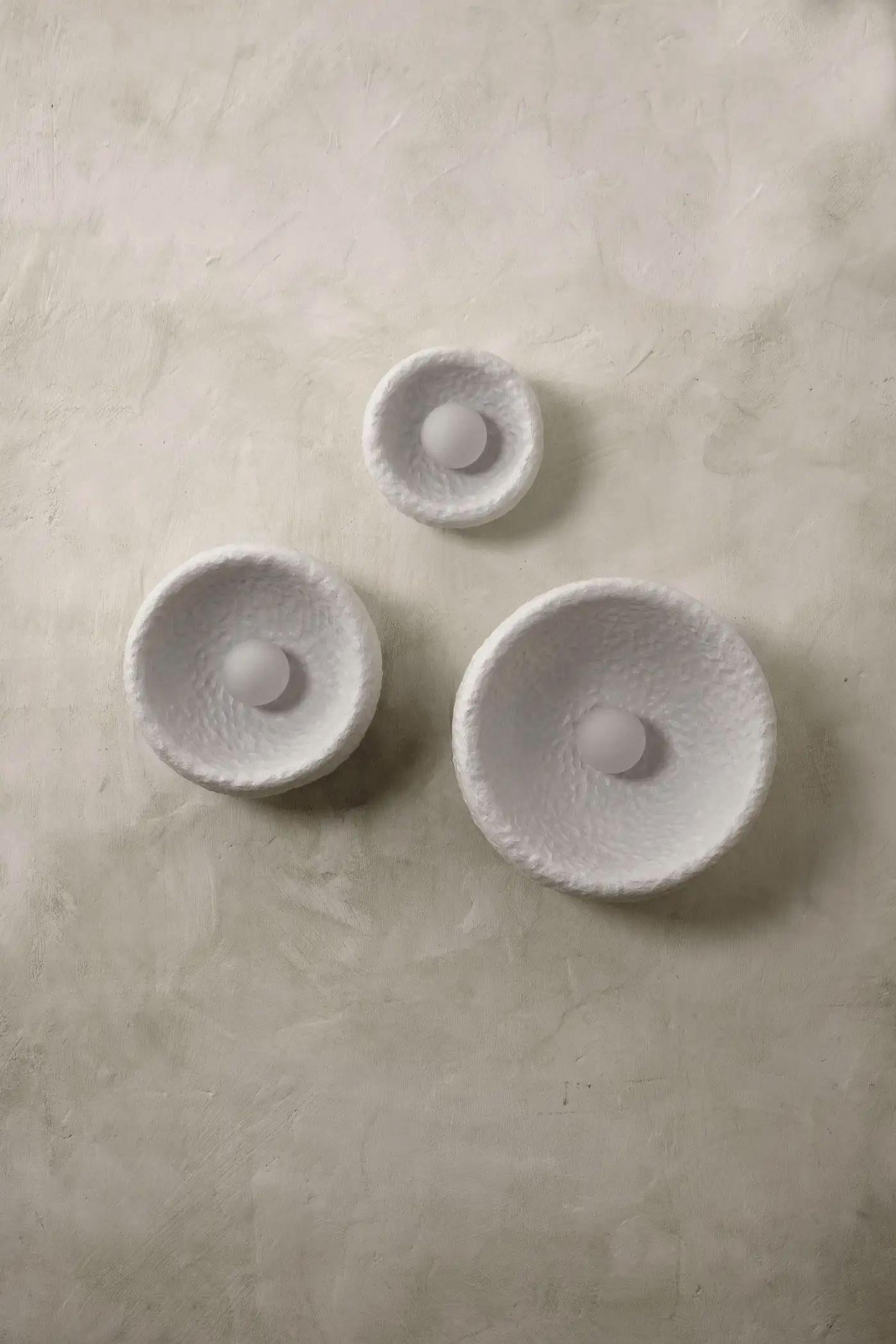 Satz von 3 großen Wandleuchten - Soniah von Victoriya Yakusha für Faina

Entwurf: Victoriya Yakusha
MATERIAL: recycelter Stahl, Flachsgummi, Holzspäne, Zellulose und Ton, alle mit
Biopolymer-Abdeckung

Abmessungen: 
Bigli: 50 x 25 cm
Medium: