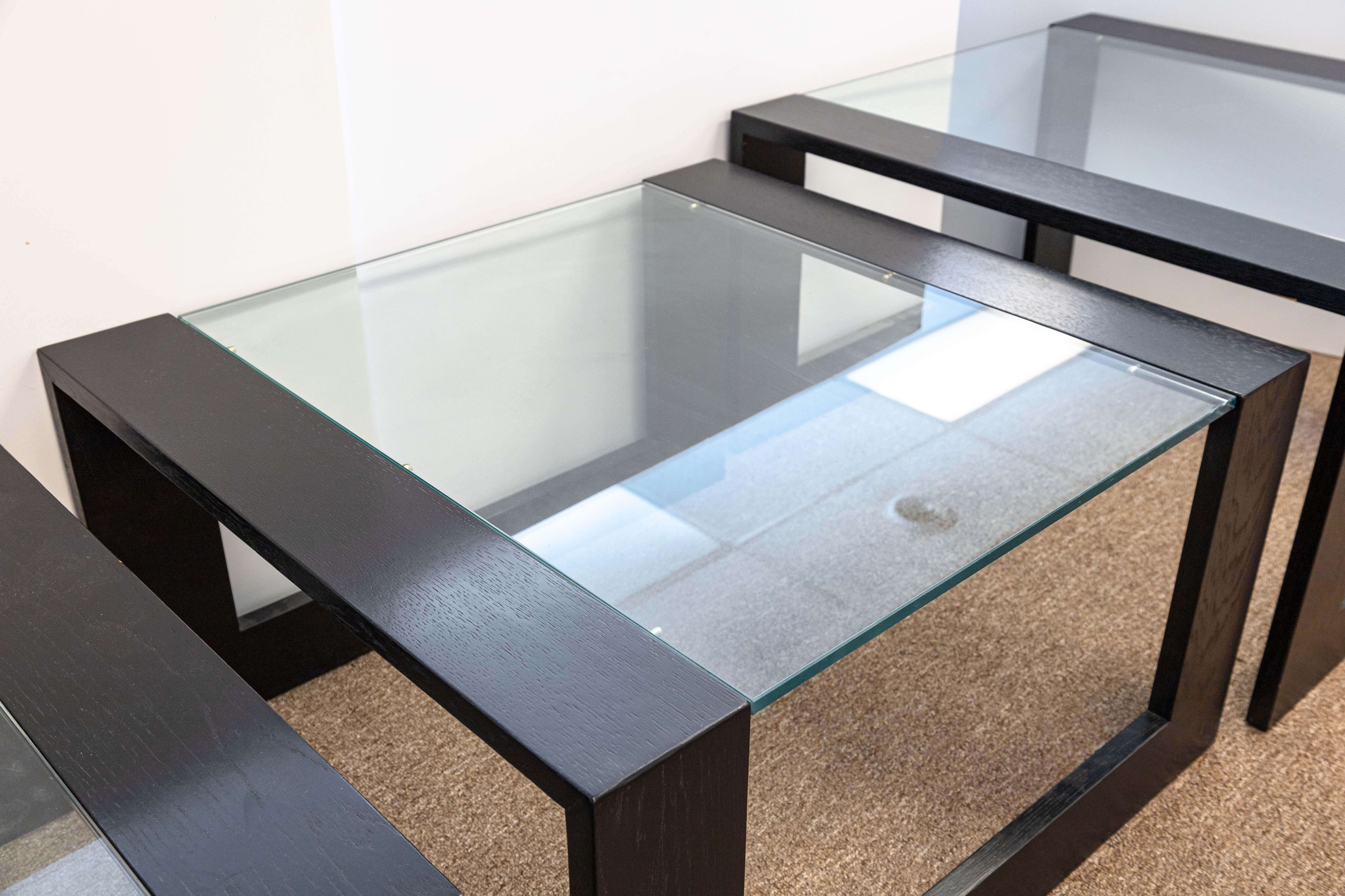Set de 3 tables basses gigognes contemporaines en bois et verre noir Bon état - En vente à Keego Harbor, MI