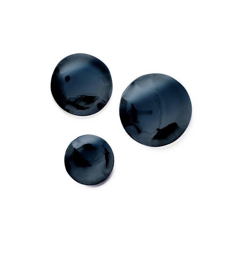 Set of 3 Cosmic Blue Pin Wall Decor by Zieta
Dimensions : Diamètre 10, 12, 14 cm 
Matériau : Acier inoxydable. 
Finition : Coloration thermique.
Disponible en or flammé. Disponible avec un revêtement en poudre dans les couleurs suivantes : Beige
