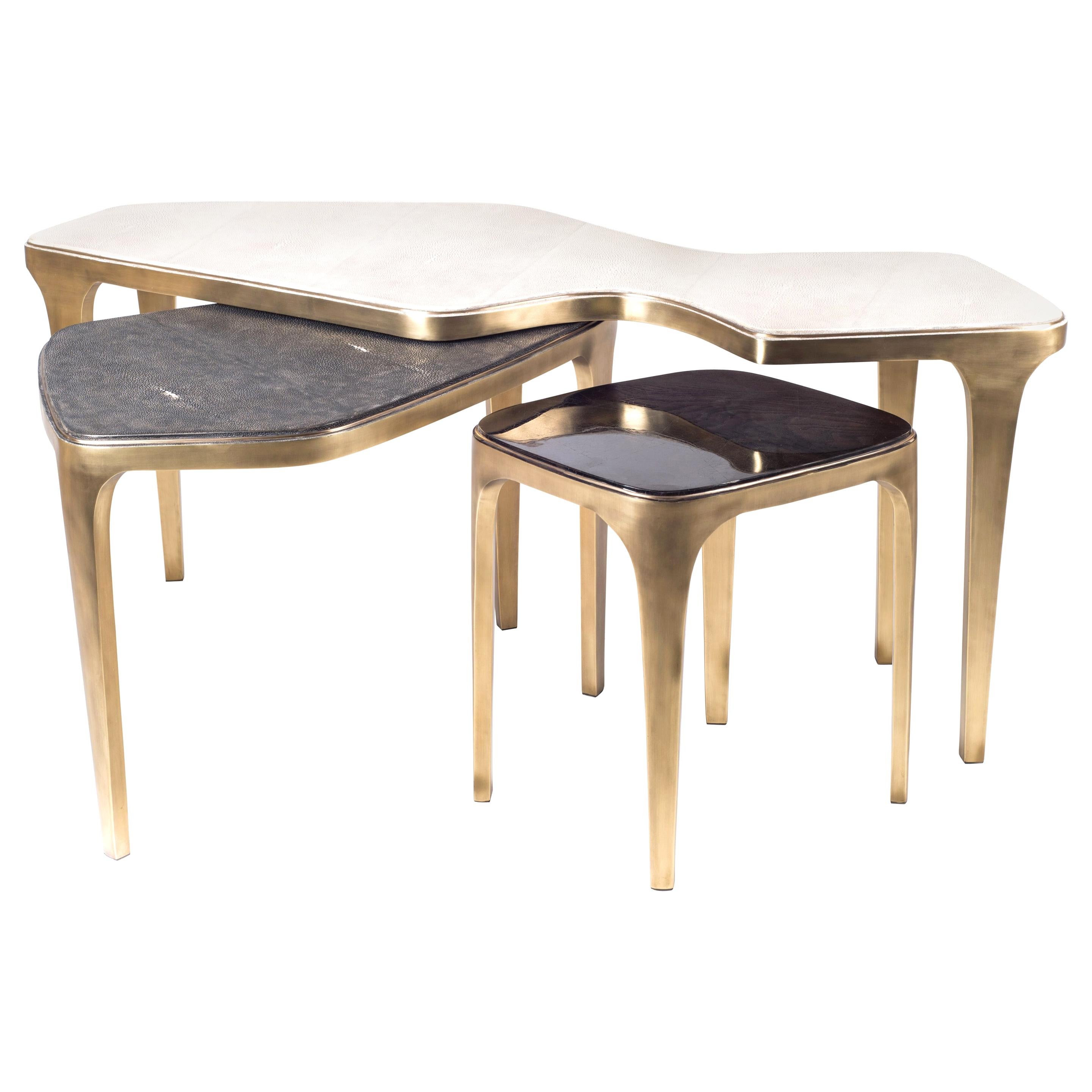 Ensemble de 3 tables basses gigognes Cosmos en galuchat:: coquillage & laiton R&Y Augousti