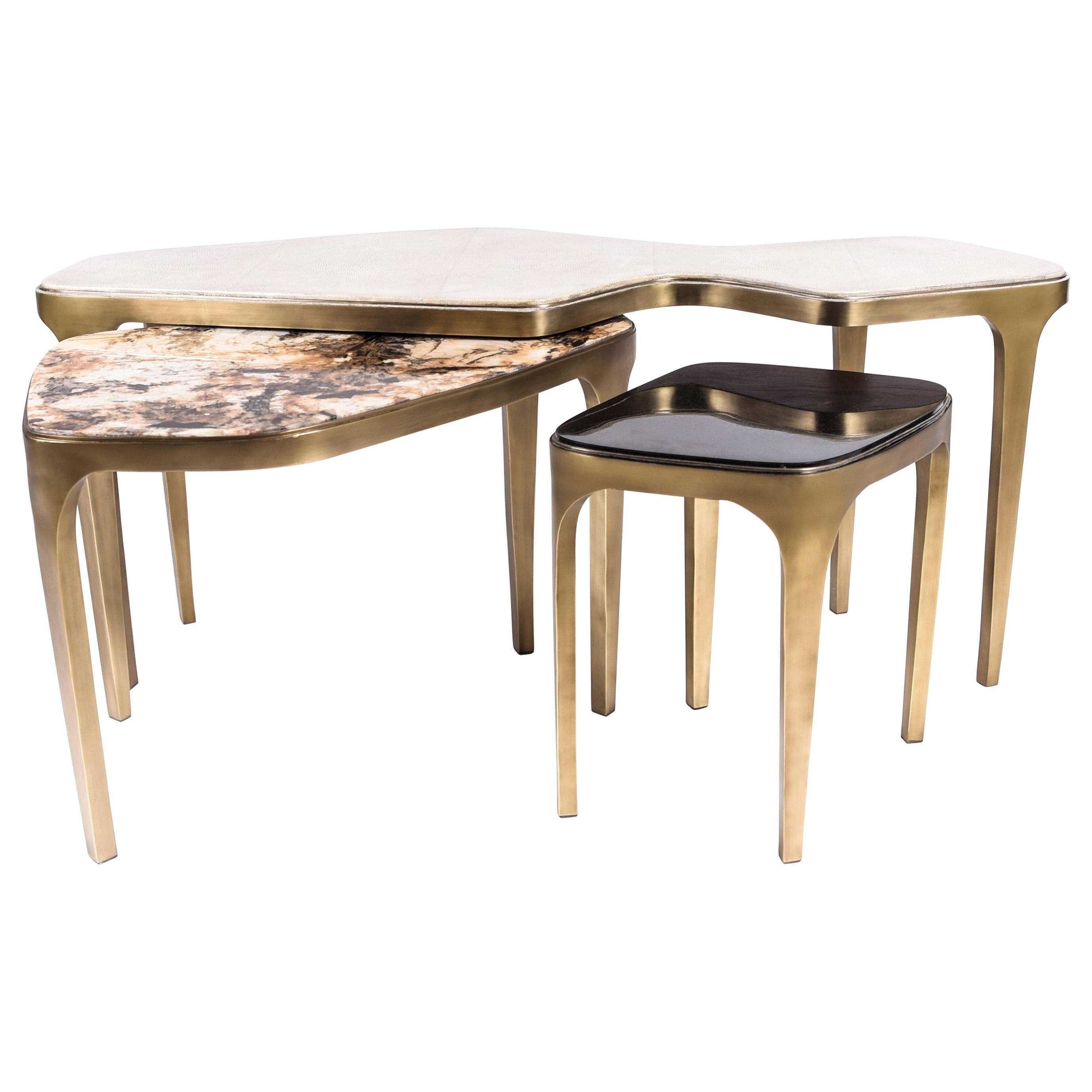 Ensemble de 3 tables basses gigognes Cosmos en galuchat, coquillage et Hwana, R&Y Augousti