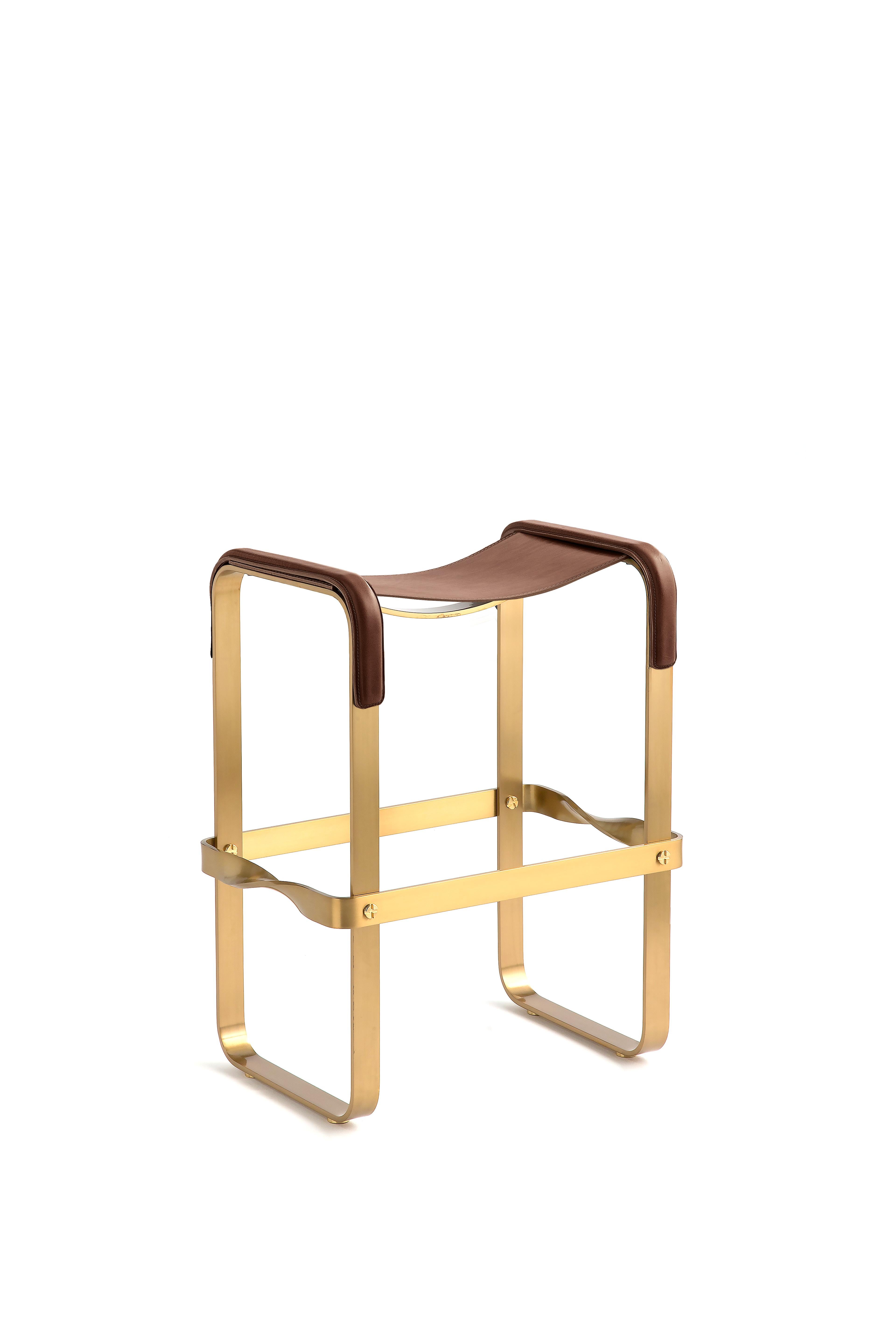 Der zeitgenössische Thekenhocker Wanderlust gehört zu einer Kollektion von minimalistischen und ruhigen Stücken, bei denen sich Exklusivität und Präzision in kleinen Details wie den handgedrehten Metallmuttern und -schrauben zeigen, mit denen die