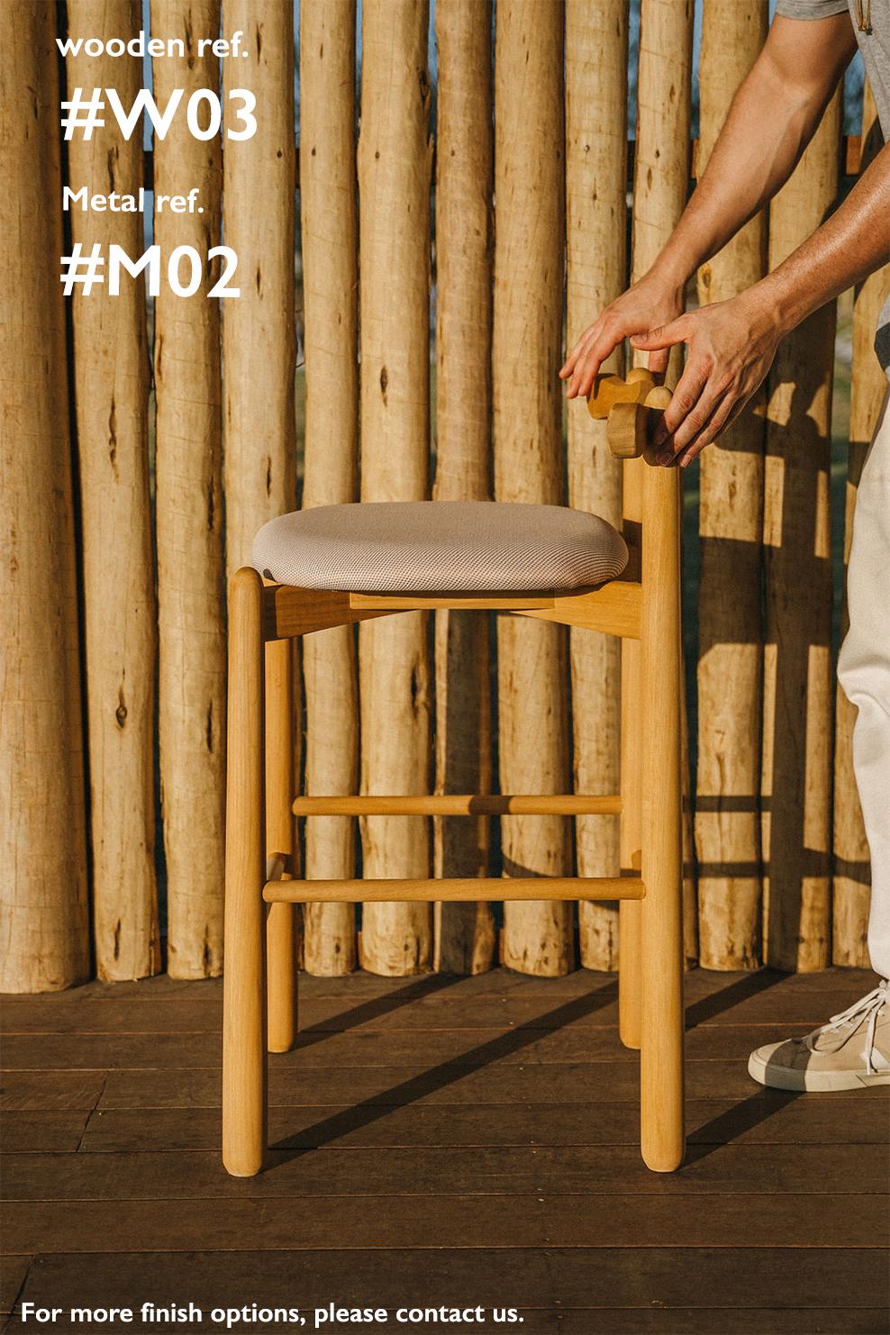 Set von 2 Counter Stool Uçá.Massivholz, gepolsterter Sitz. (21. Jahrhundert und zeitgenössisch) im Angebot