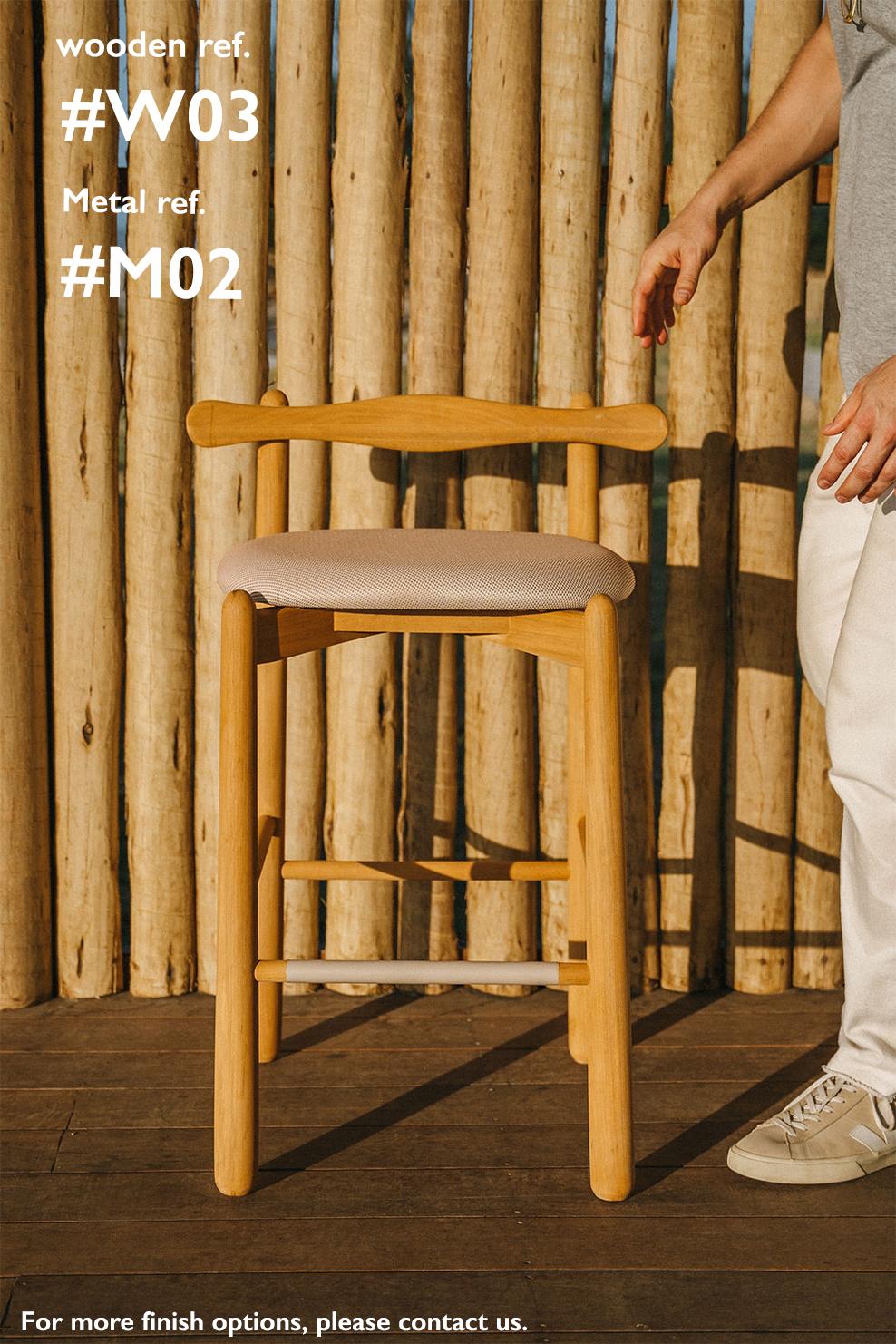 Juego de 3 Taburetes de Mostrador Uçá.Madera maciza, asiento tapizado. Tela en venta