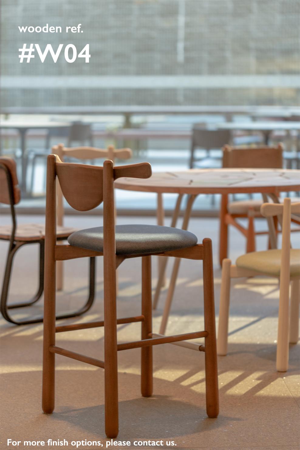 Set di 3 sgabelli da banco Aratú. Legno massiccio, seduta imbottita. In condizioni Nuovo in vendita a São Paulo, BR