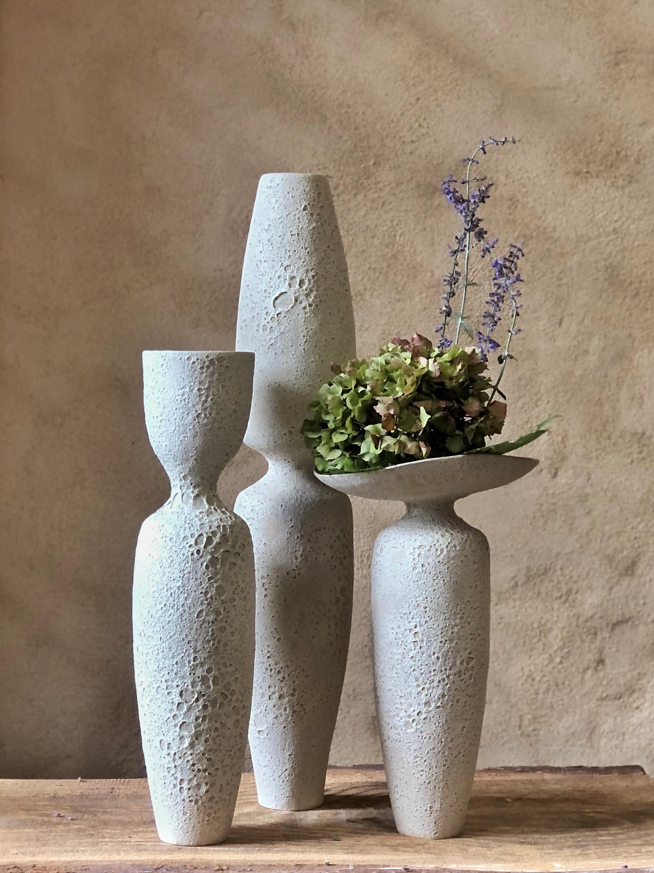 Set di 3 vasi a cratere di Sophie Vaidie
Unico nel suo genere.
Dimensioni: Vaso a cratere alto: Ø 11 x H. 60 cm. 
Vaso Cratere Corolla: P 15,5 x L 21,5 x H 35 cm. 
Vaso a coppa con cratere: Ø 10 x H. 43 cm. 
Materiali: Gres beige con smalto a
