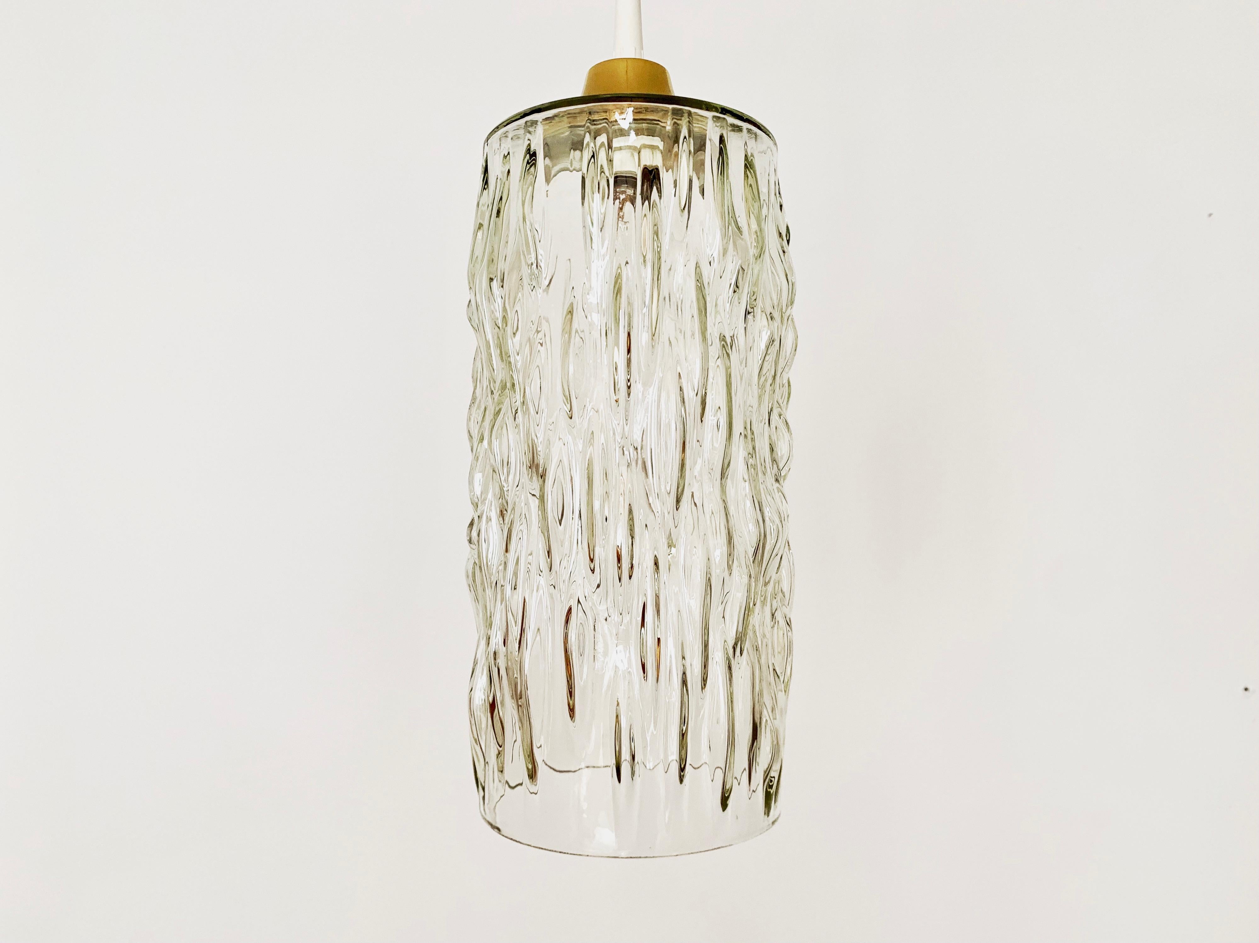 Lámparas colgantes de cristal muy bonitas de los años 50.
Maravillosa copa soplada con una gran estructura.
El diseño y los materiales utilizados crean una gran luz resplandeciente.
Una lámpara impresionante y un verdadero complemento para cualquier