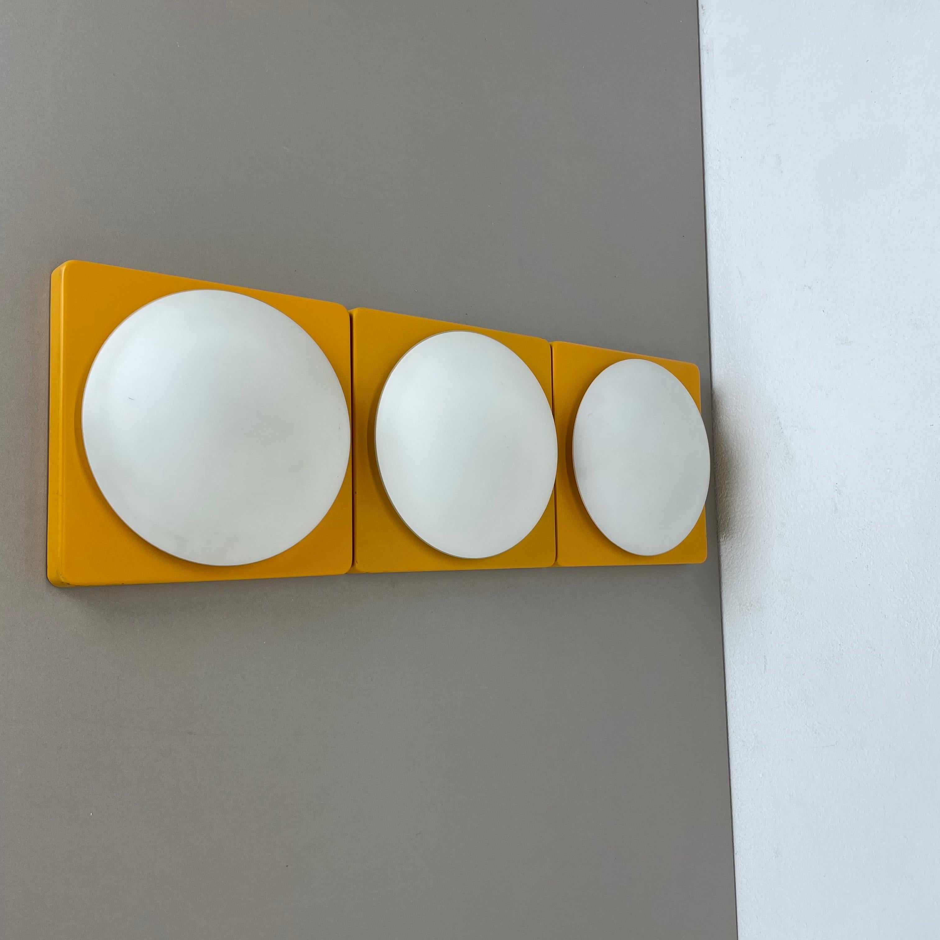 Article:

Set of three cubic wall lights



Producer:

Neuhaus Leuchten, Germany


Age:

1970s


Set of 3 originals, 1970s German modernist wall Lights made of solid metal with a frosted glass shade in the middle. This light was