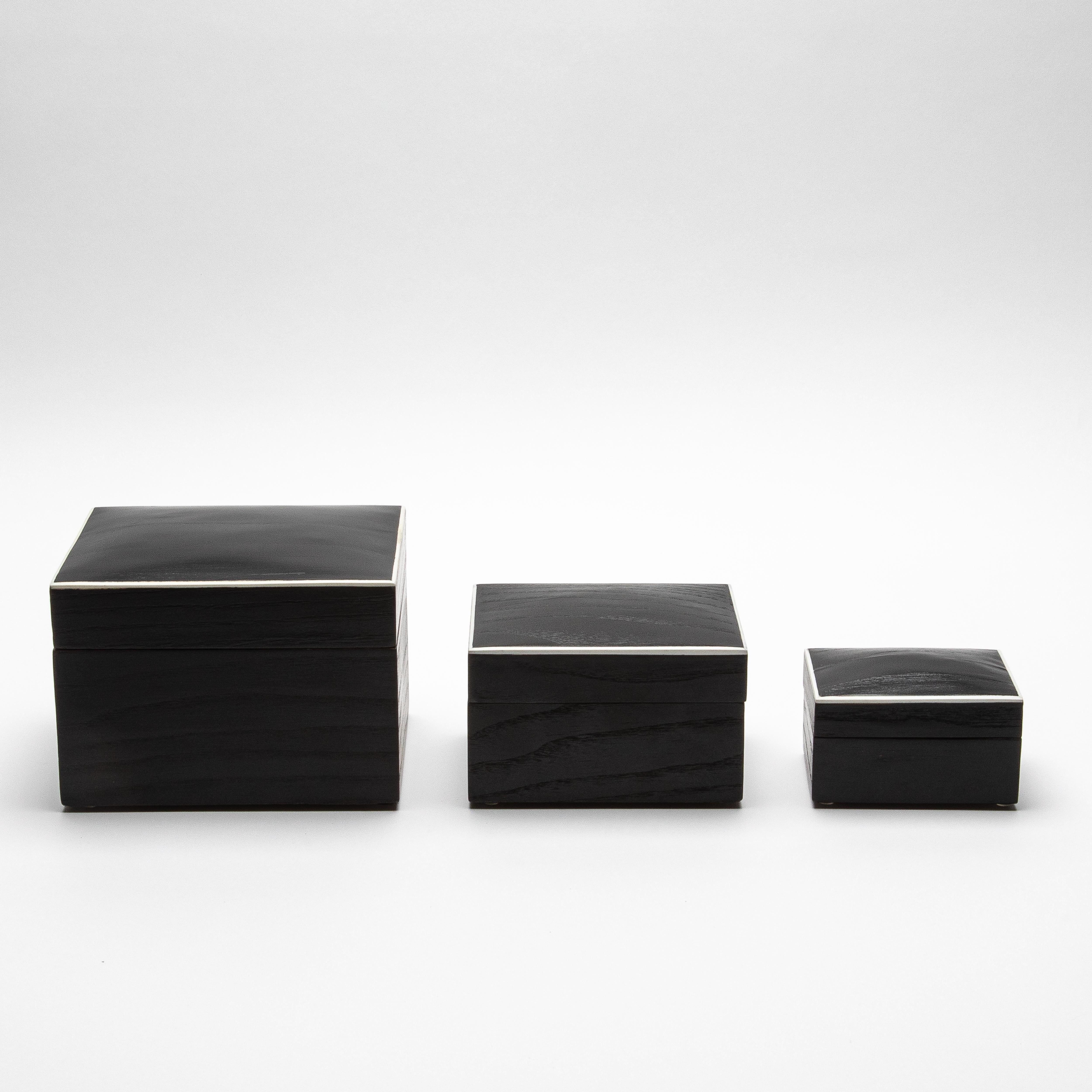 Erleben Sie das fesselnde Design der drei geschwungenen Topboxen von R&Y Augousti, bei denen klare Linien auf die sanfte Wölbung der sorgfältig verarbeiteten Weißeiche treffen. Jede Box ist eine harmonische Mischung aus moderner Schlichtheit und
