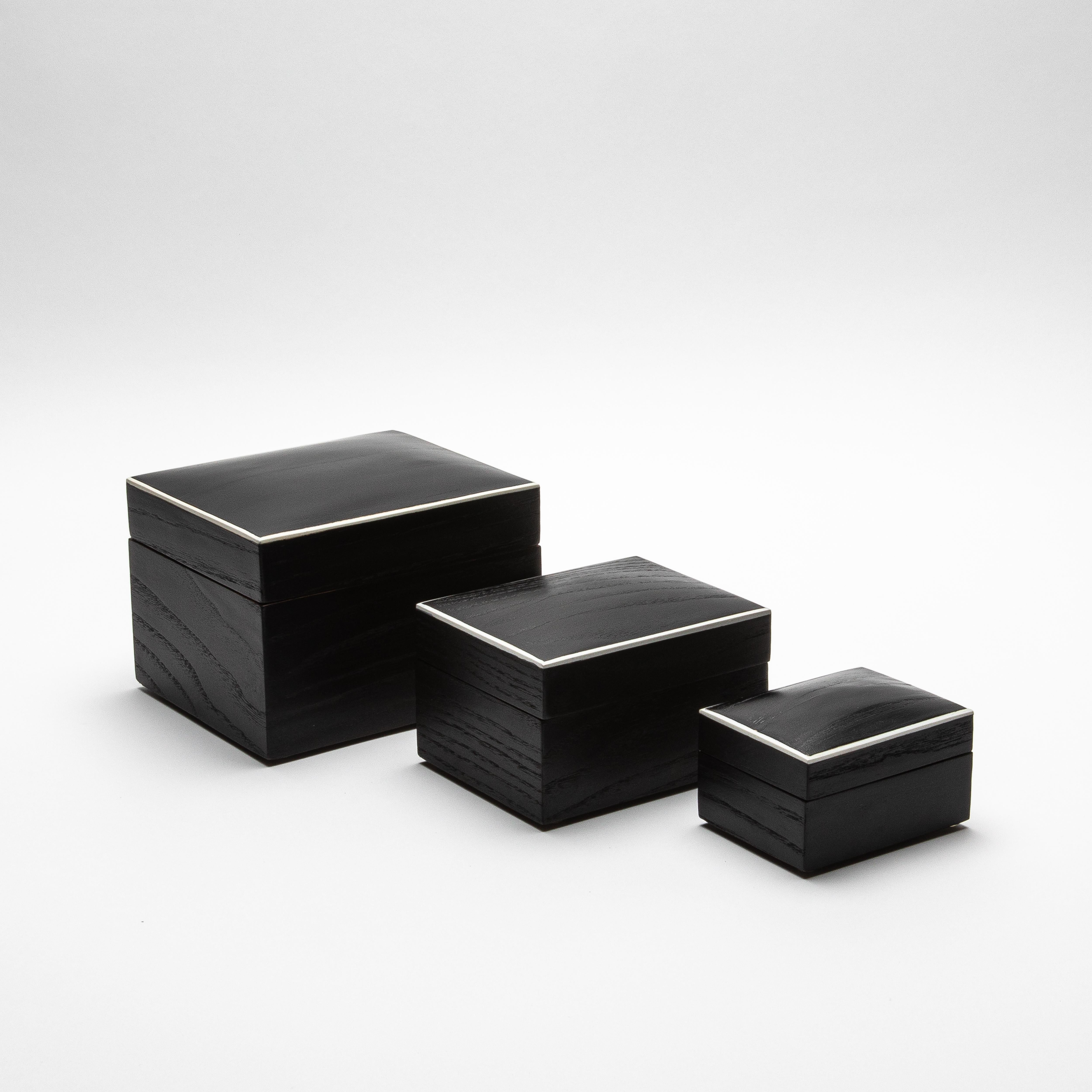 Set aus 3 geschwungenen Boxen aus schwarzer Eiche von R&Y Augousti im Zustand „Neu“ im Angebot in West Hollywood, CA