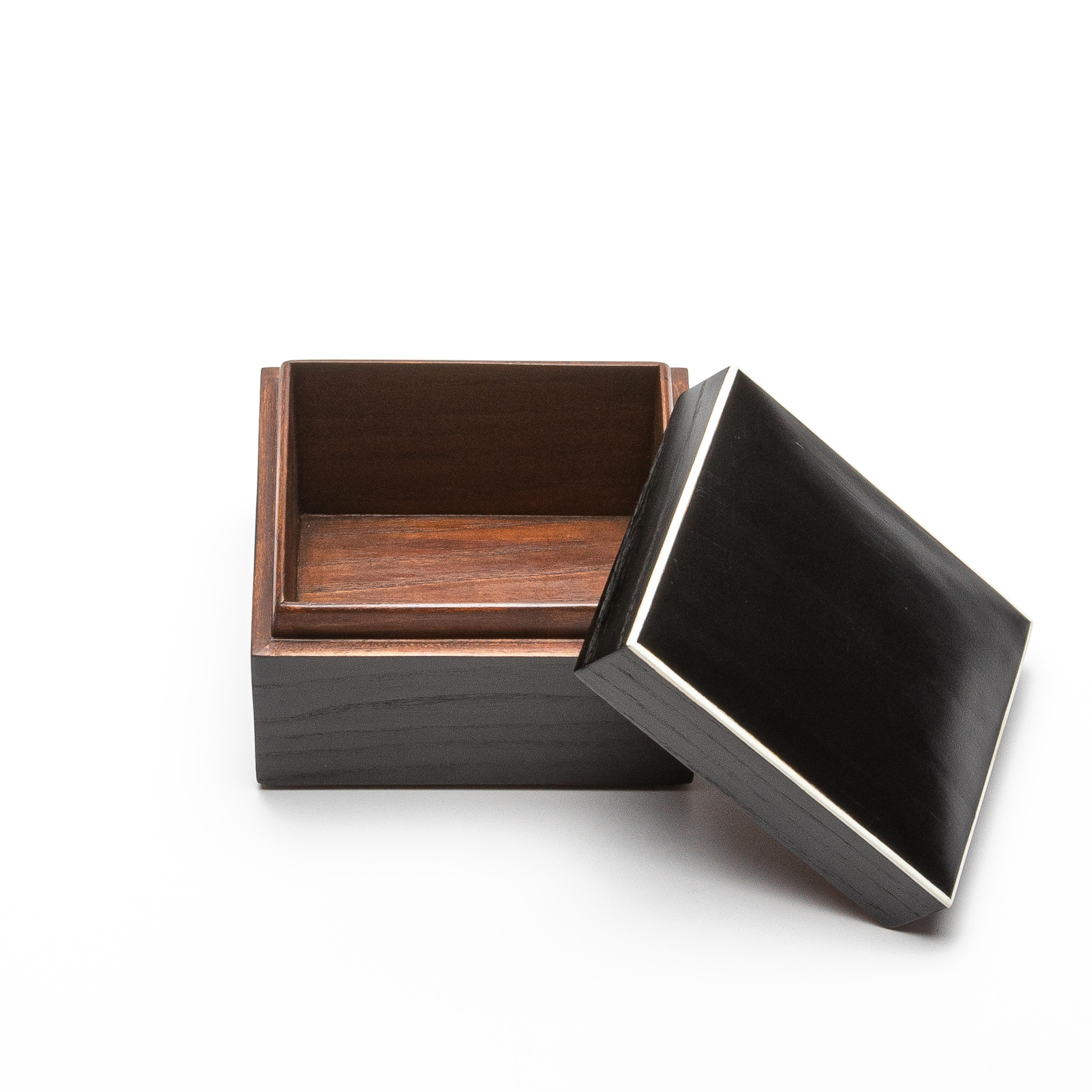 Set aus 3 geschwungenen Boxen aus schwarzer Eiche von R&Y Augousti (Holz) im Angebot
