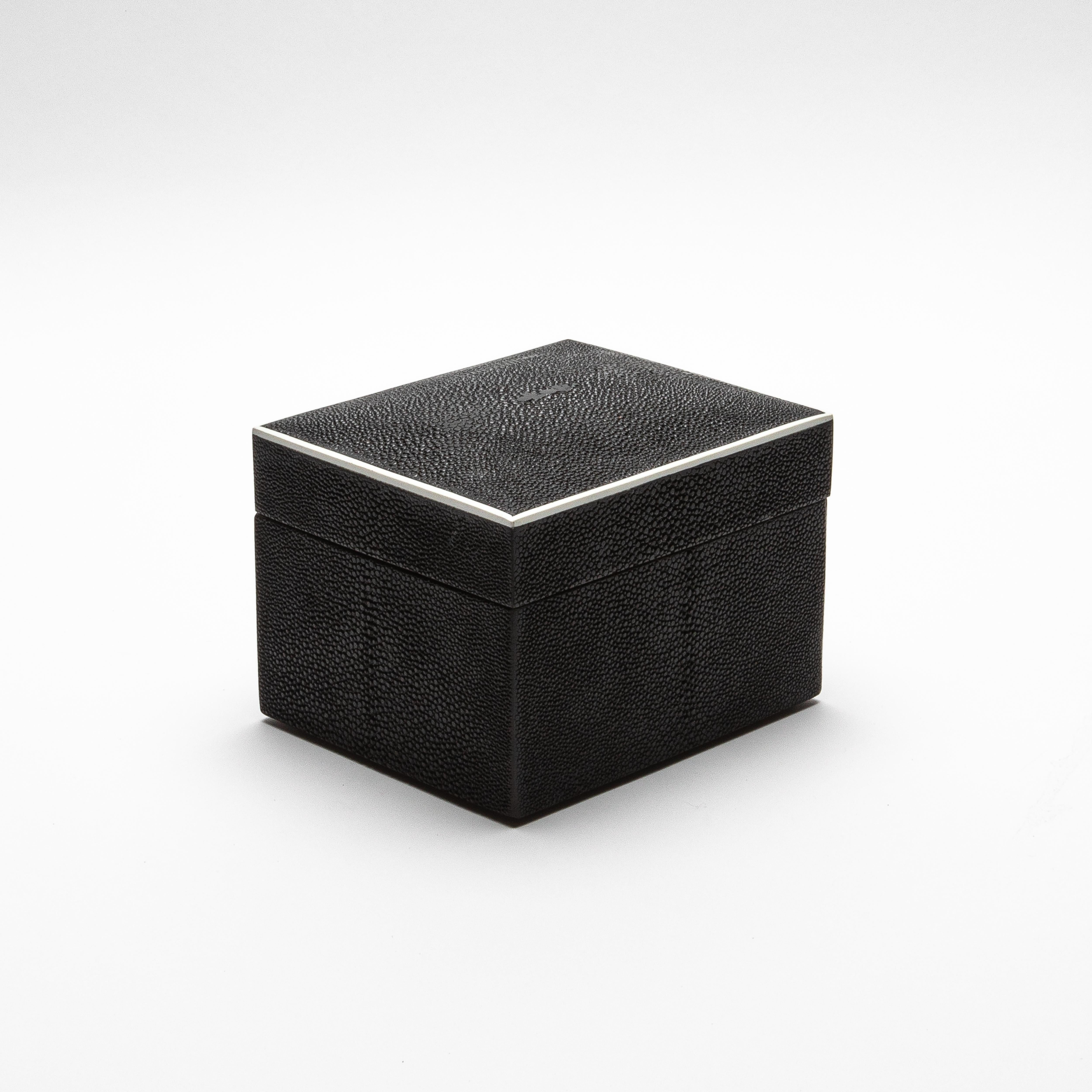 Juego de 3 cajas superiores curvadas de piel de zapa negra by R&Y Augousti Art Decó en venta